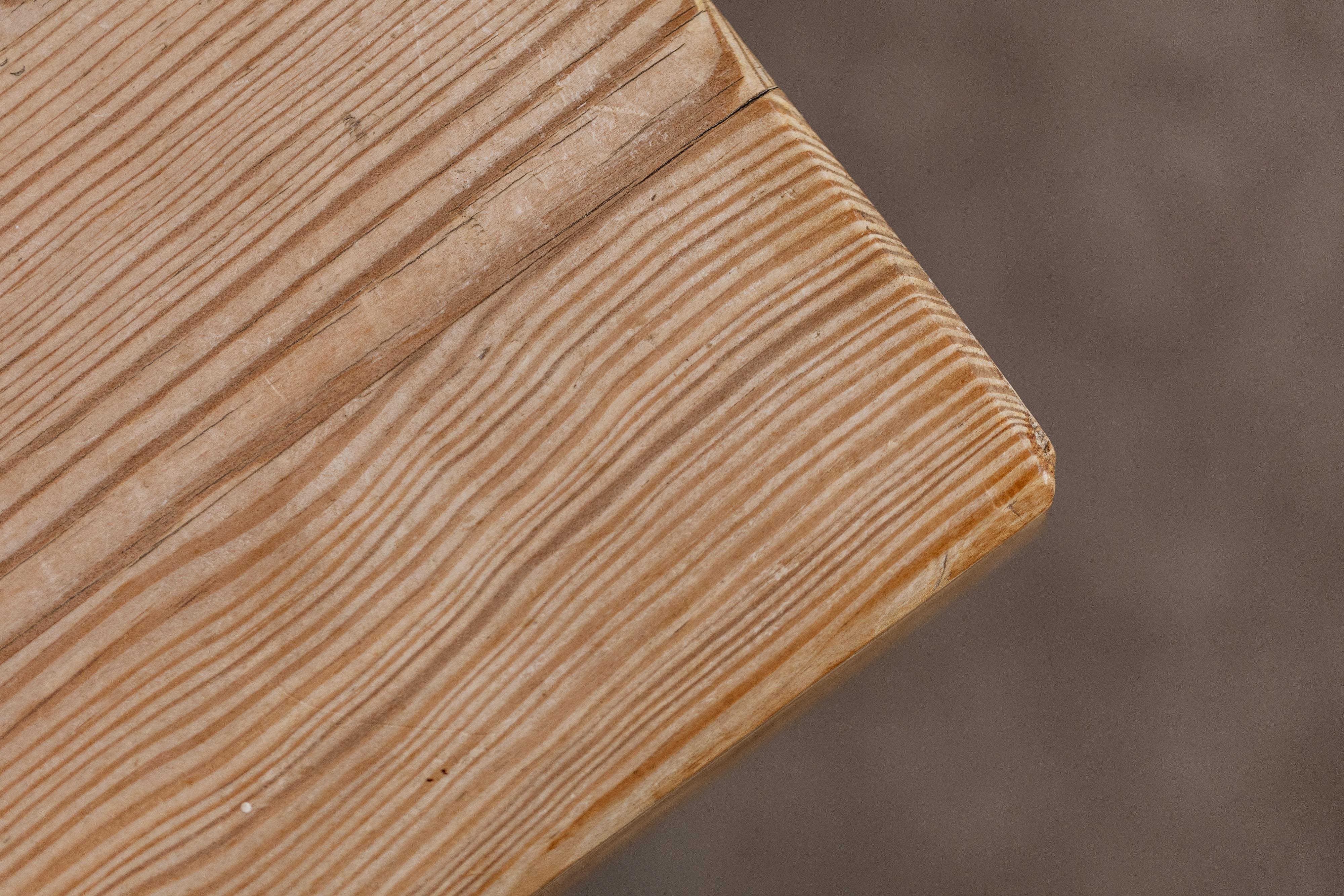 Français Table basse massive en bois de pin de Christian Durupt, France, 1965 en vente