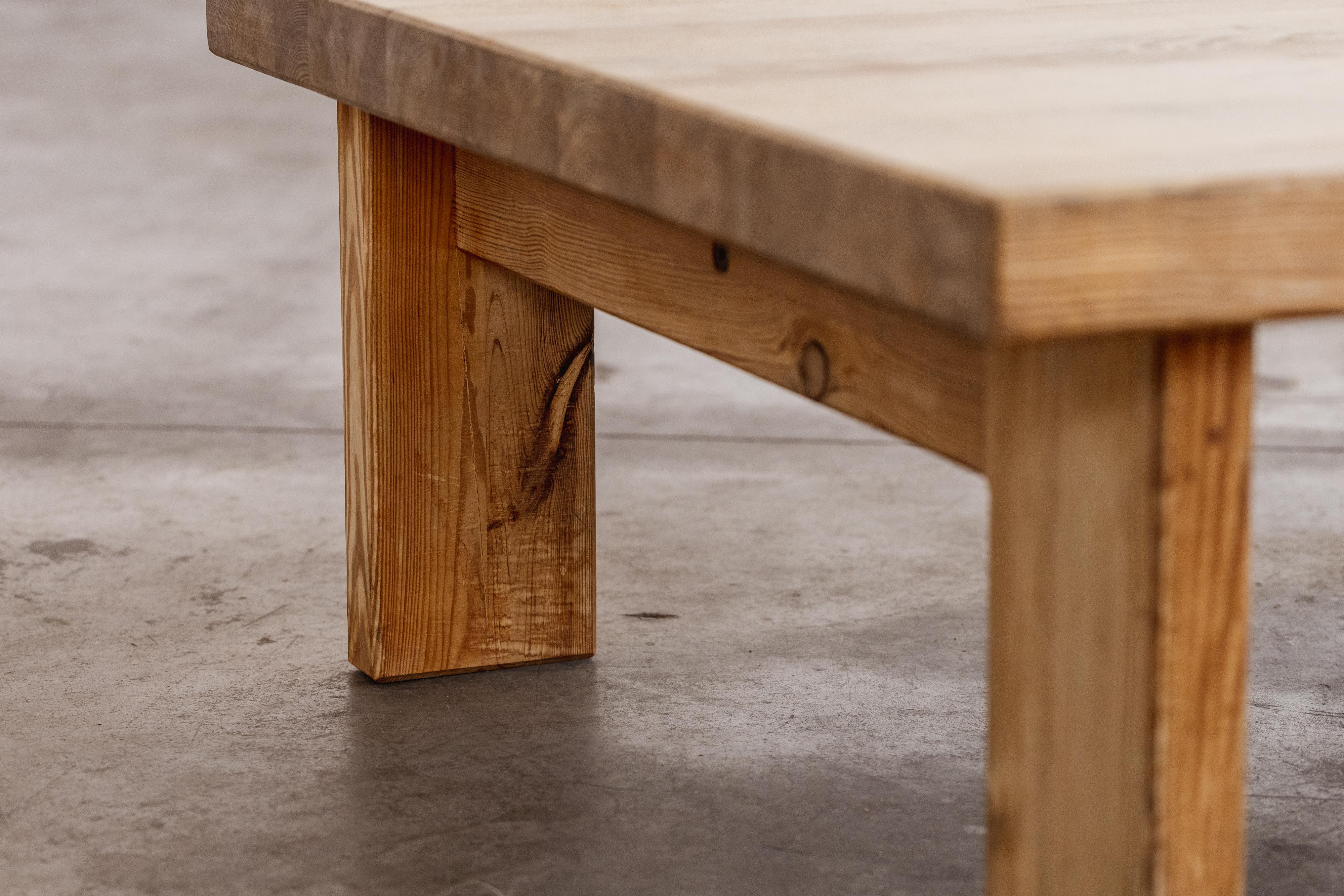 Table basse massive en bois de pin de Christian Durupt, France, 1965 Bon état - En vente à Lonigo, Veneto