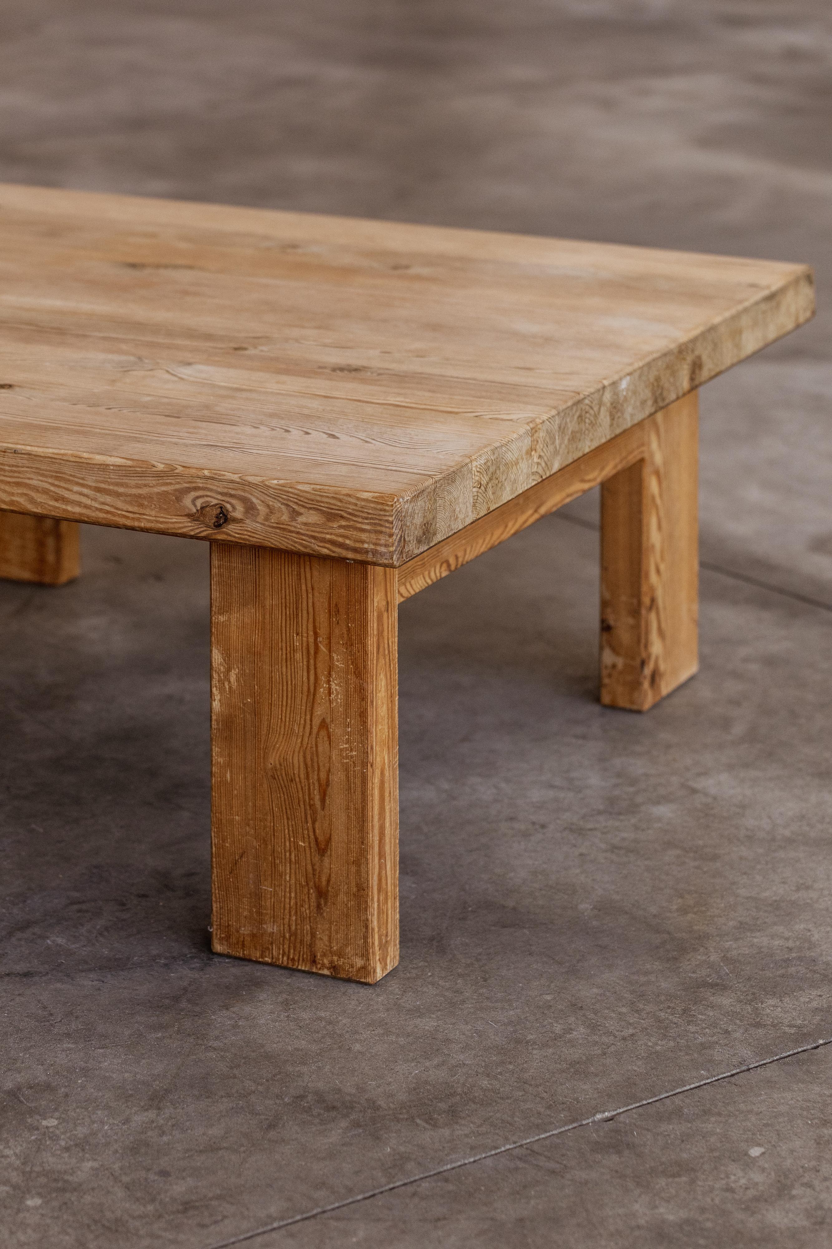 Bois Table basse massive en bois de pin de Christian Durupt, France, 1965 en vente
