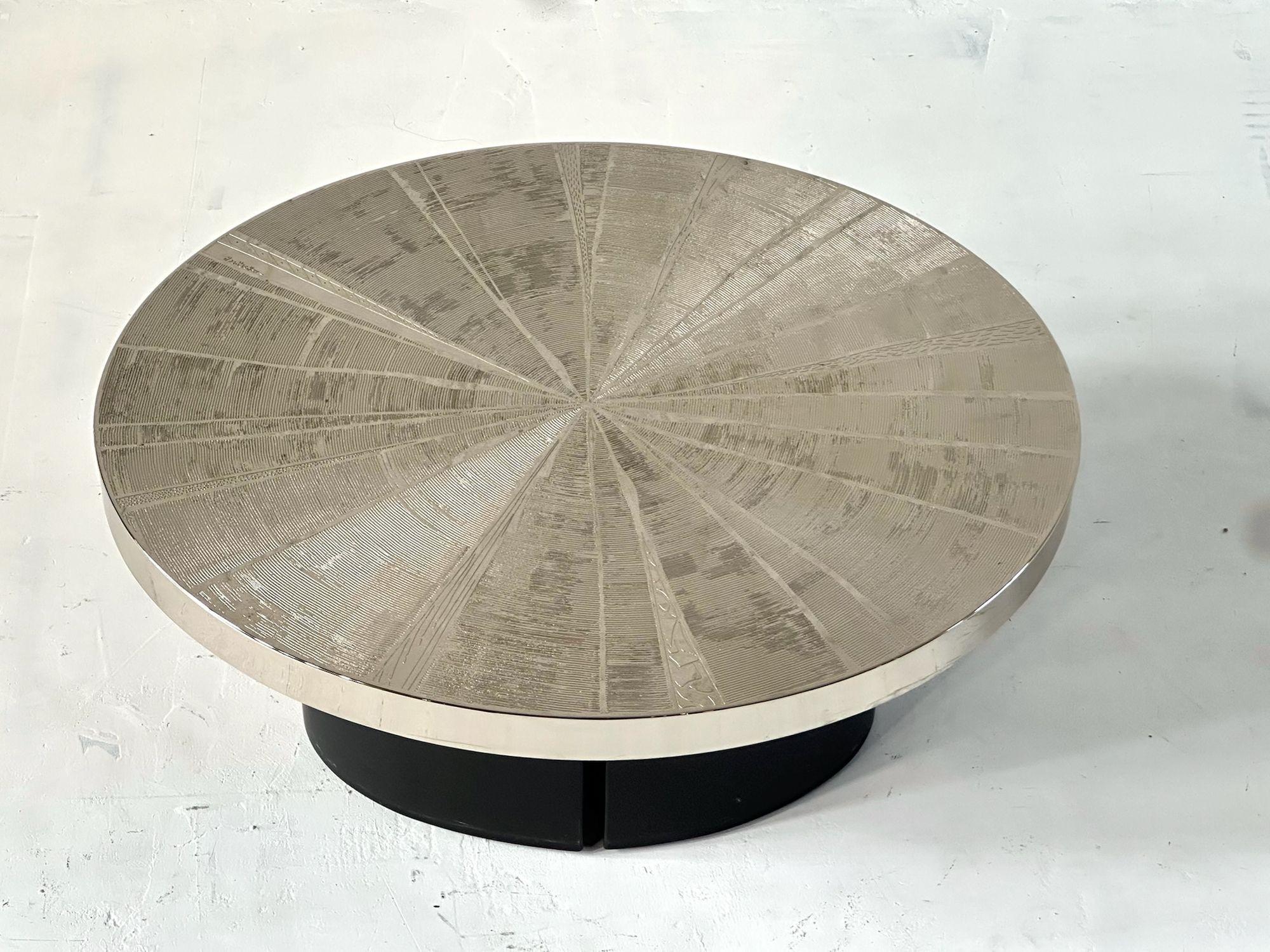 Mesa auxiliar de níquel grabado Christian Heckscher Firmada, Bélgica 1980 Posmoderno en venta