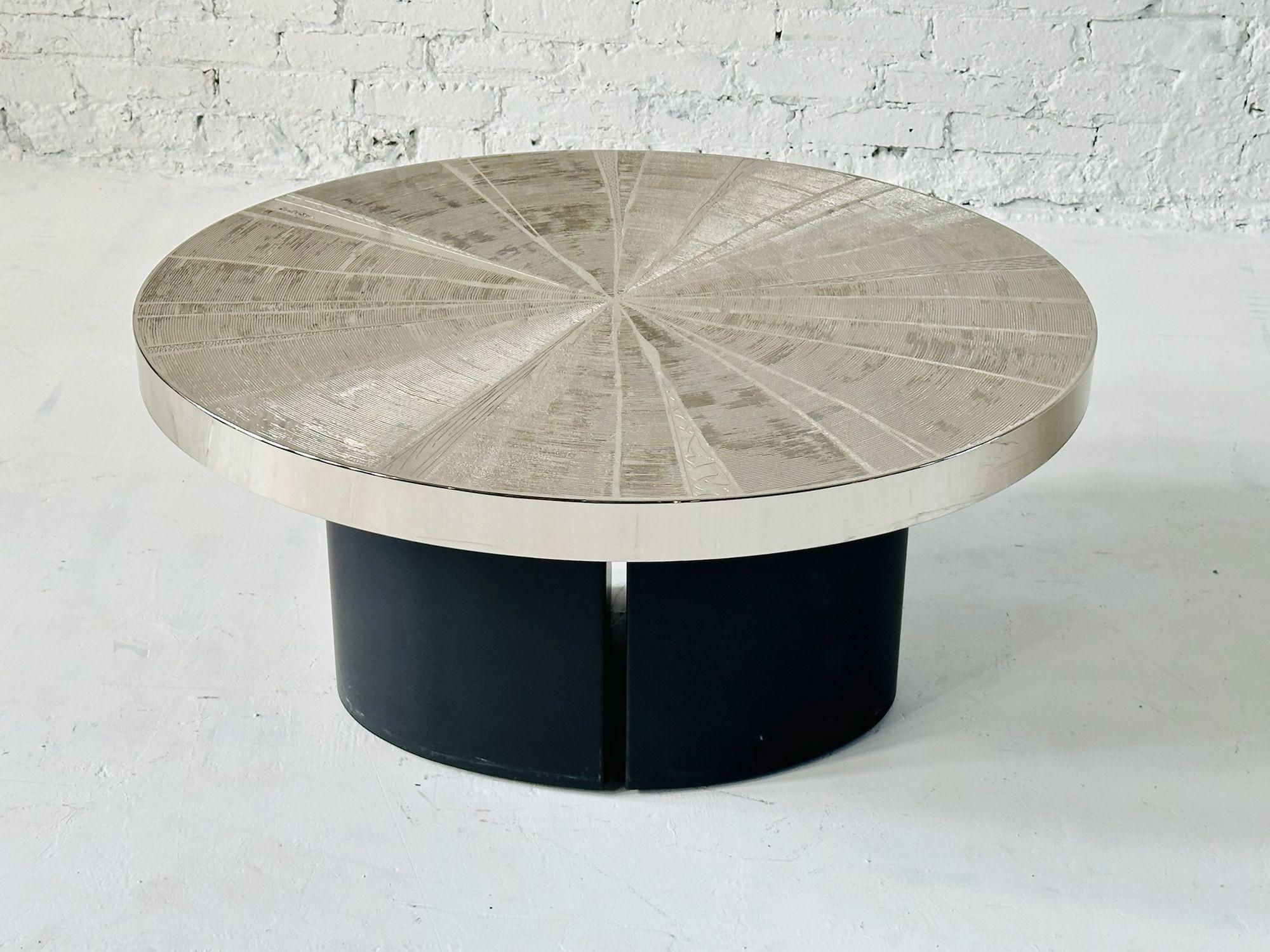 Mesa auxiliar de níquel grabado Christian Heckscher Firmada, Bélgica 1980 Belga en venta