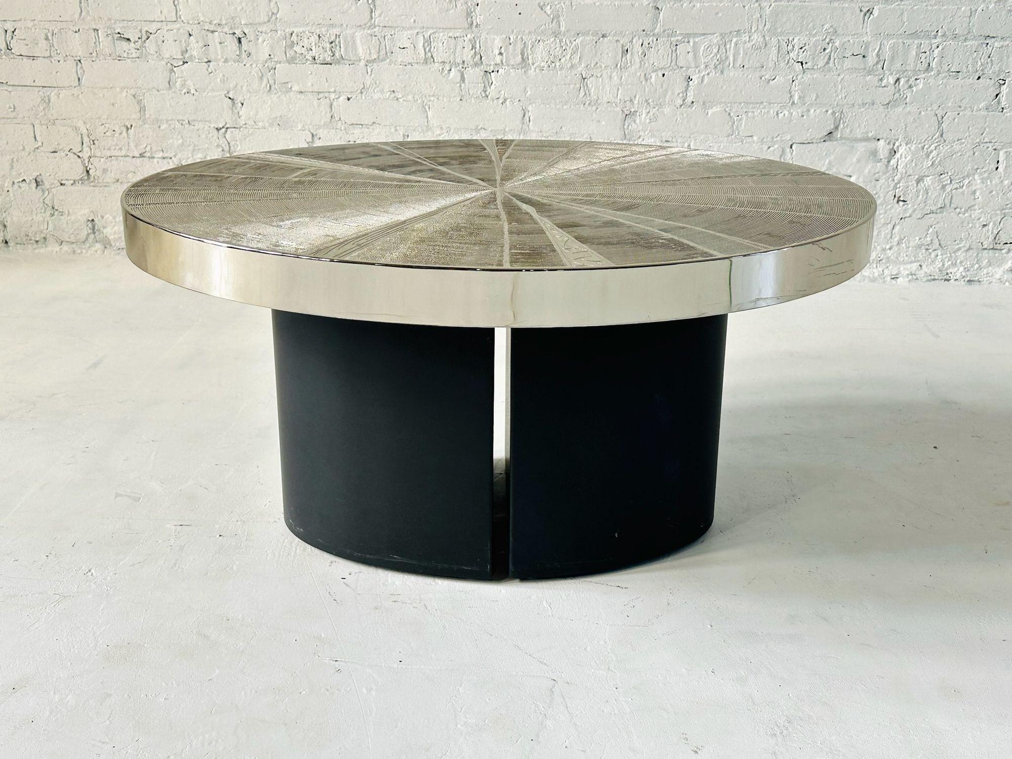 Mesa auxiliar de níquel grabado Christian Heckscher Firmada, Bélgica 1980 en Bueno estado para la venta en Chicago, IL