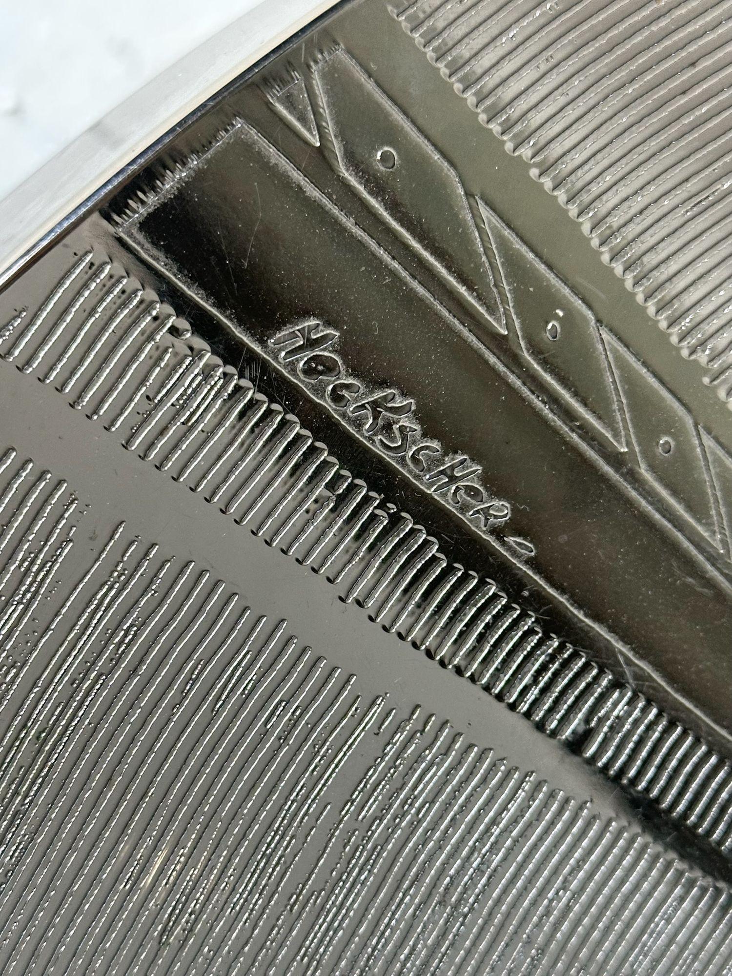 Mesa auxiliar de níquel grabado Christian Heckscher Firmada, Bélgica 1980 finales del siglo XX en venta