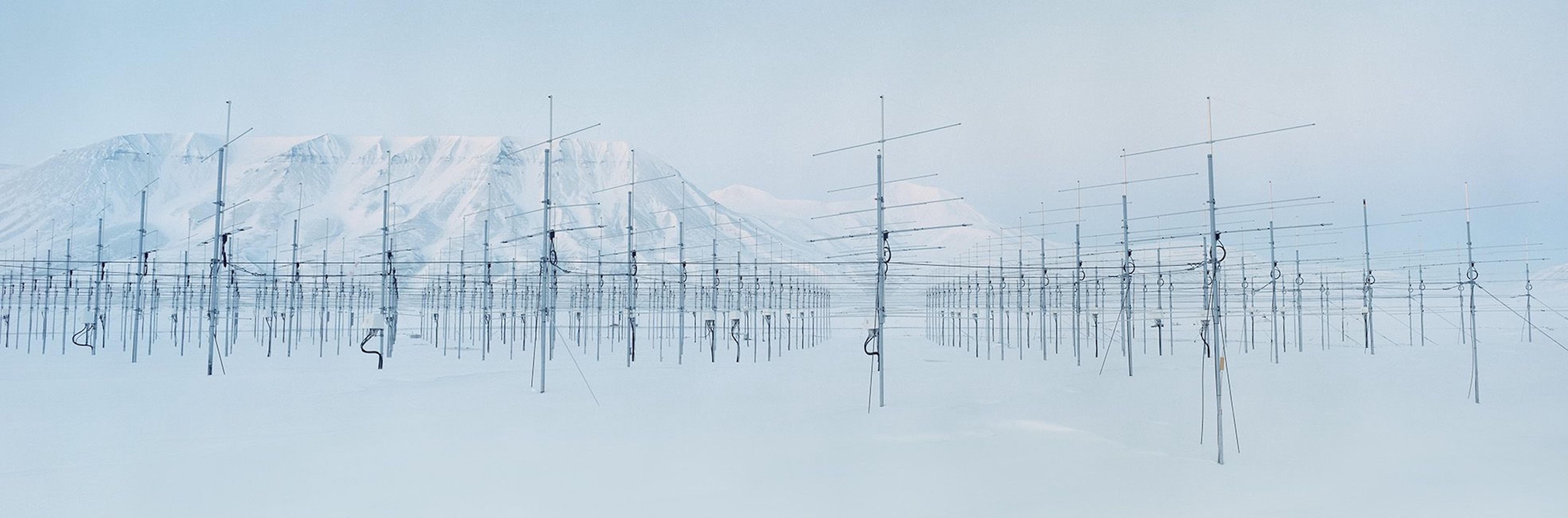 Antennaforest 2 est une photographie de l
artiste norvégien Christian Houge, qui fait partie de sa série Arctic Technology créée au Spitzberg. L
image représente des rangées d
antennes sur fond de beauté austère du paysage arctique. 
Moyen :
Petit