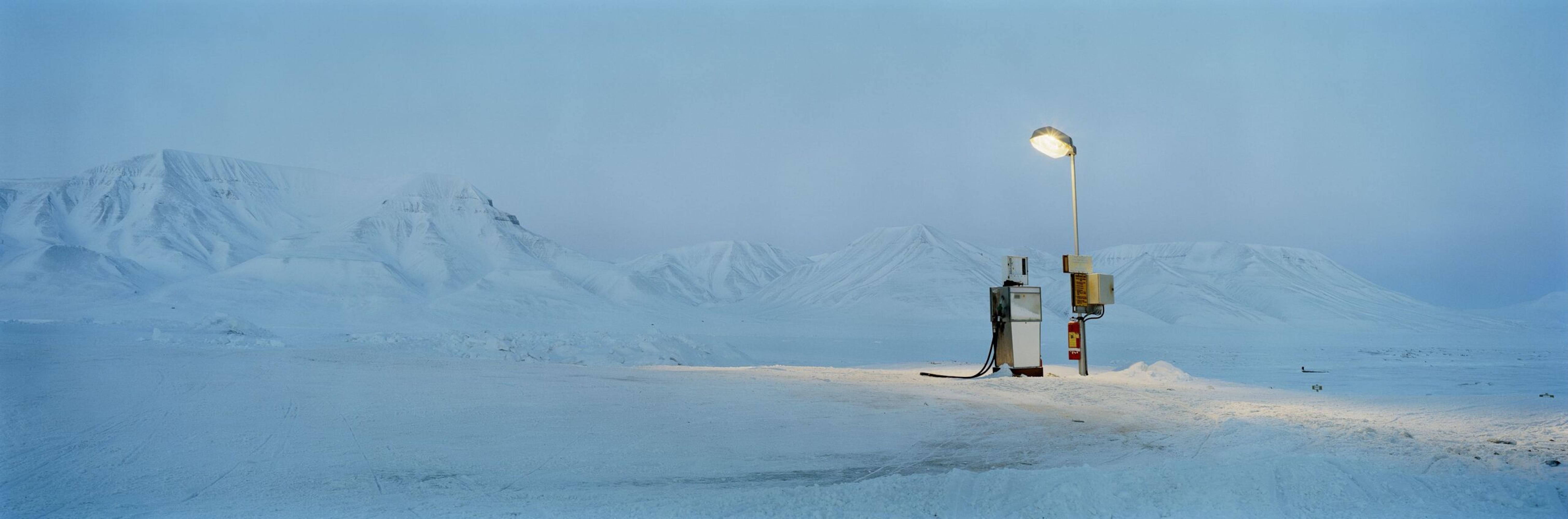 Surtidor de gasolina a la luz de la luna, Barentsburg, Spitsbergen es una fotografía de edición limitada del artista noruego Christian Houge.

Esta fotografía se vende sin enmarcar como impresión únicamente. Está disponible en 2 dimensiones:
25 x 75