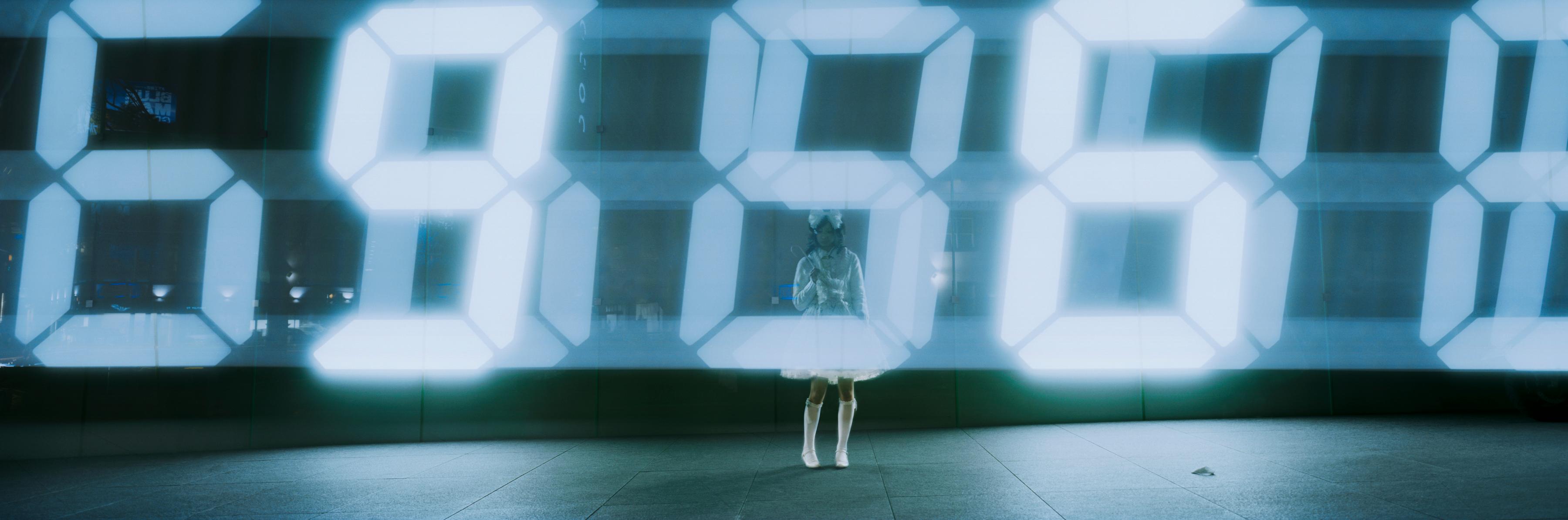 Color Photograph de Christian Houge - `Harajukugirl con números`, Tokio- `Okurimono`- chica arquitectura Japón