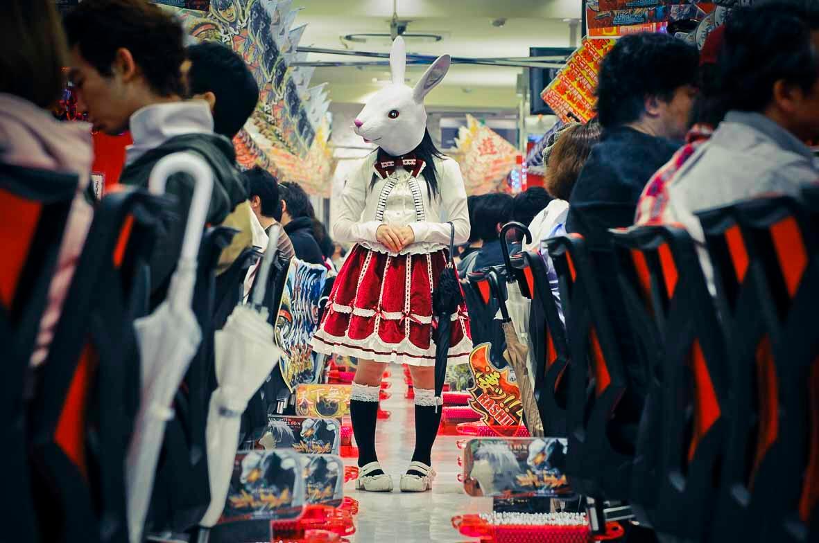 Figurative Photograph di Christian Houge - `Pachinko`,  Serie Okurimono, Tokyo- japan-fashion -harajuku-girl-color