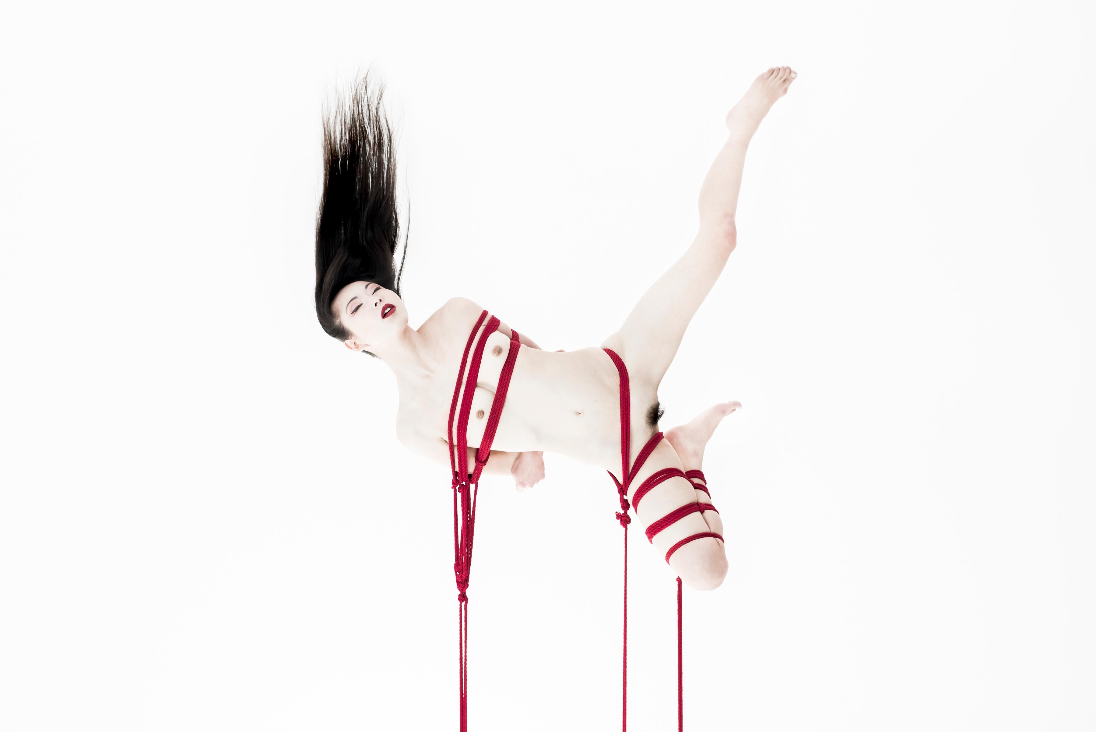 Figurative Photograph Christian Houge -  'Shibari 2', Tokyo  de la série « Okurimono » Japon, studio de cordes nues 