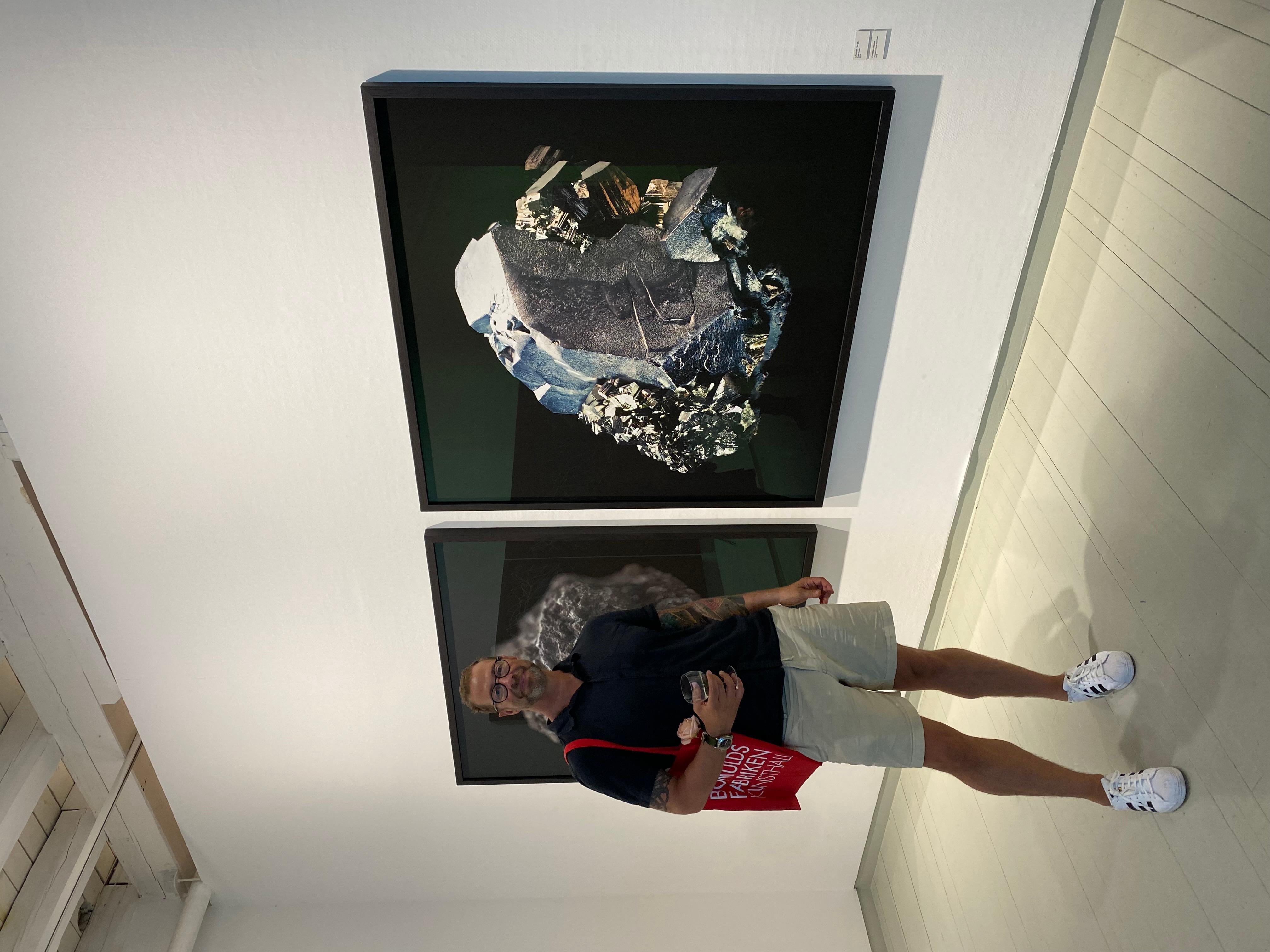 In; Natura Umana
Oslo, 2016

In questa serie, Christian Houge si ispira al nostro tentativo di collegare l'uomo al Cosmo e alla Terra. 

Esplorando la geometria della natura nella minerologia, i paesaggi esterni della Luna vengono accostati ai