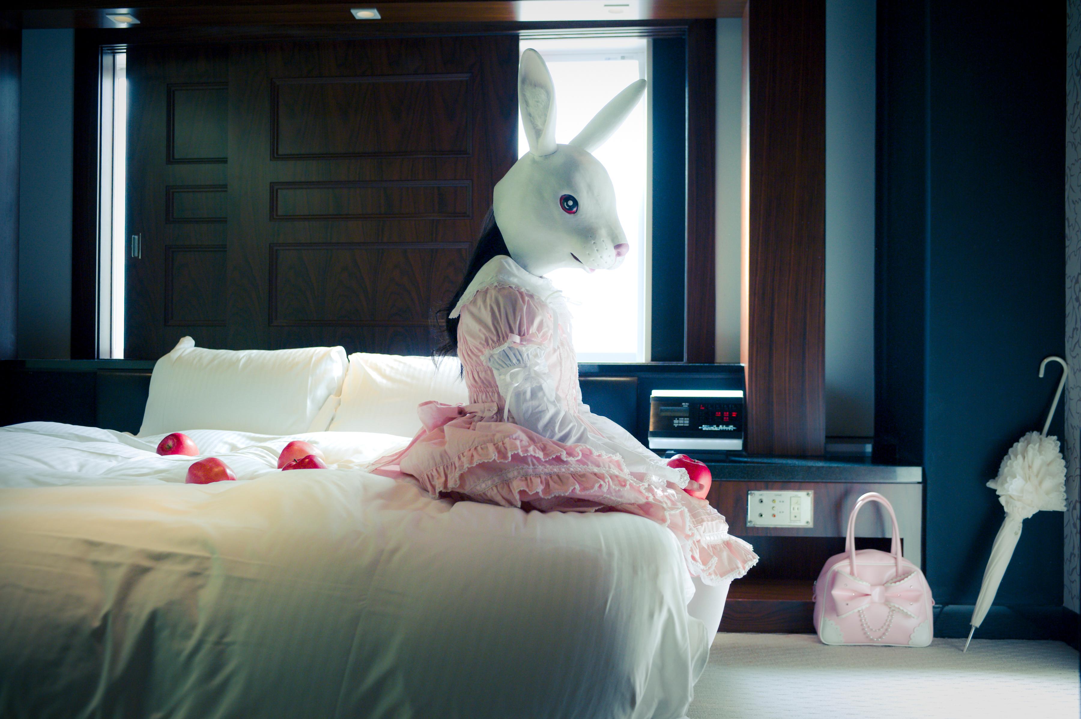 Figurative Photograph de Christian Houge - `Usagi`, serie Okurimono, Tokio- máscara de conejo-subterráneo-misterioso-japón