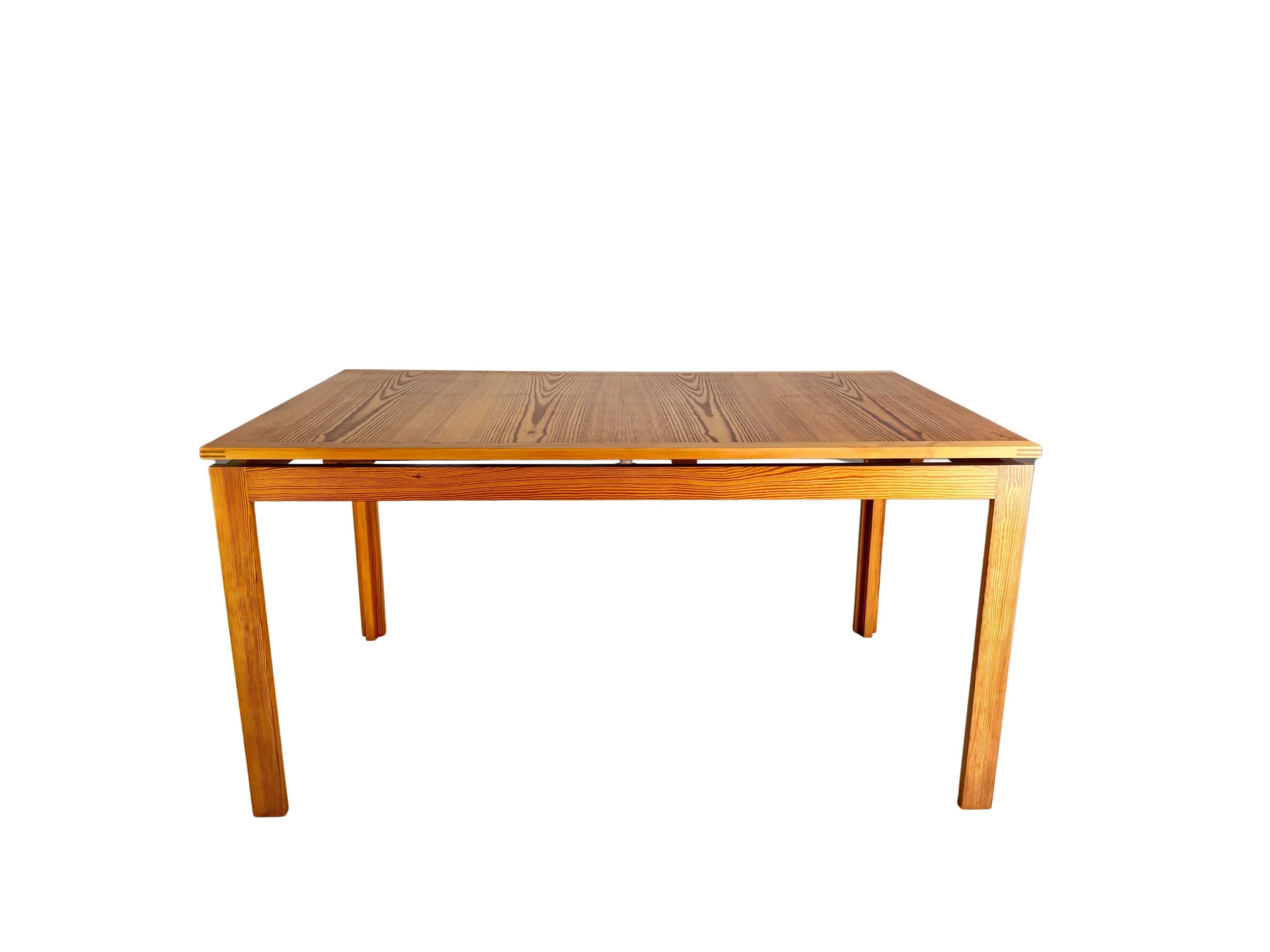 Ti offriamo un fantastico Esstisch di design di grandi dimensioni, realizzato da Søborg Møbelfabrik negli anni Novanta. Il Peter Hvidt zugeschriebene Tisch può essere modificato con due piani di appoggio su un'ampiezza di 260 cm. Il legno di