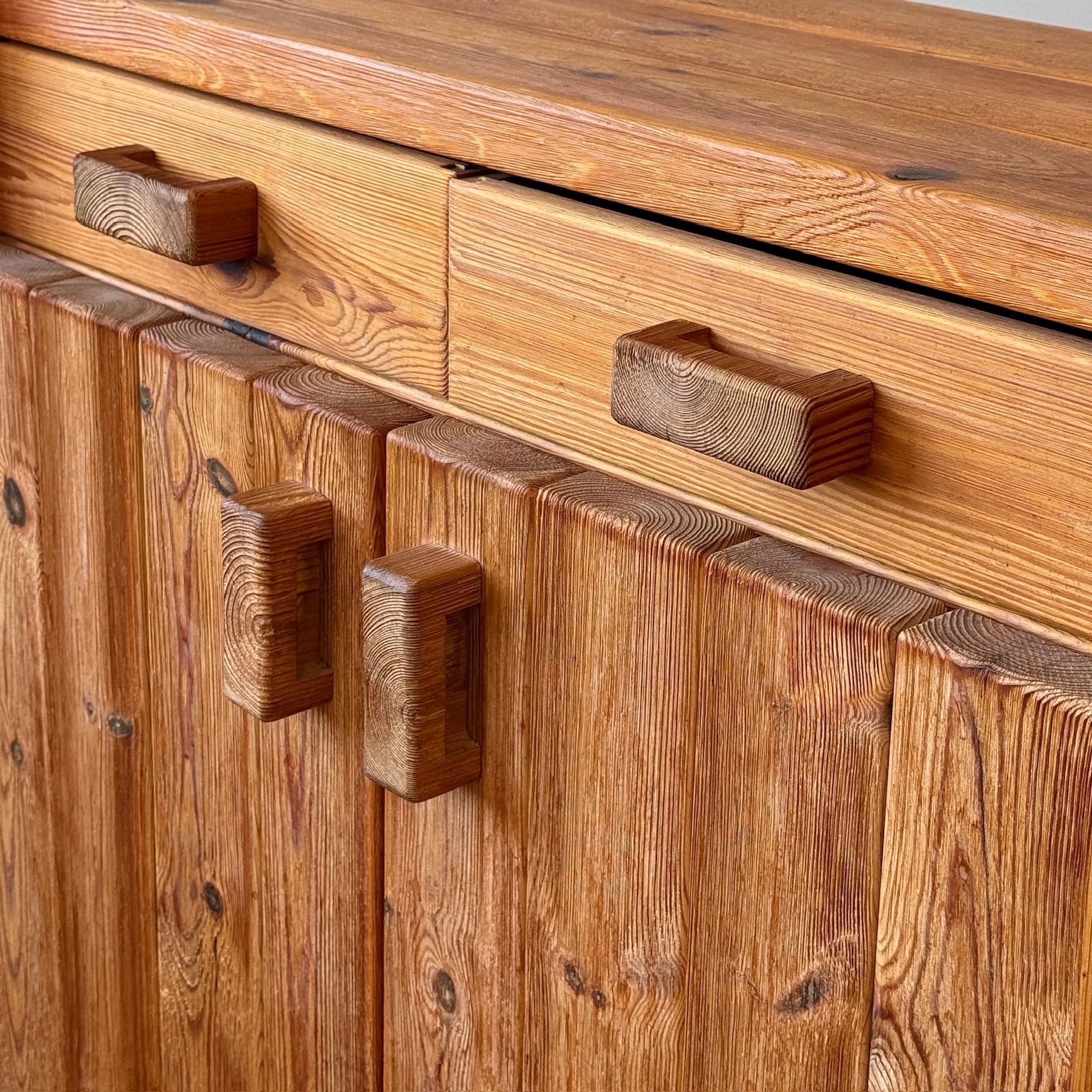 Scandinave moderne Armoire danoise en pin de style Christian IV par Hans Frydendal en vente