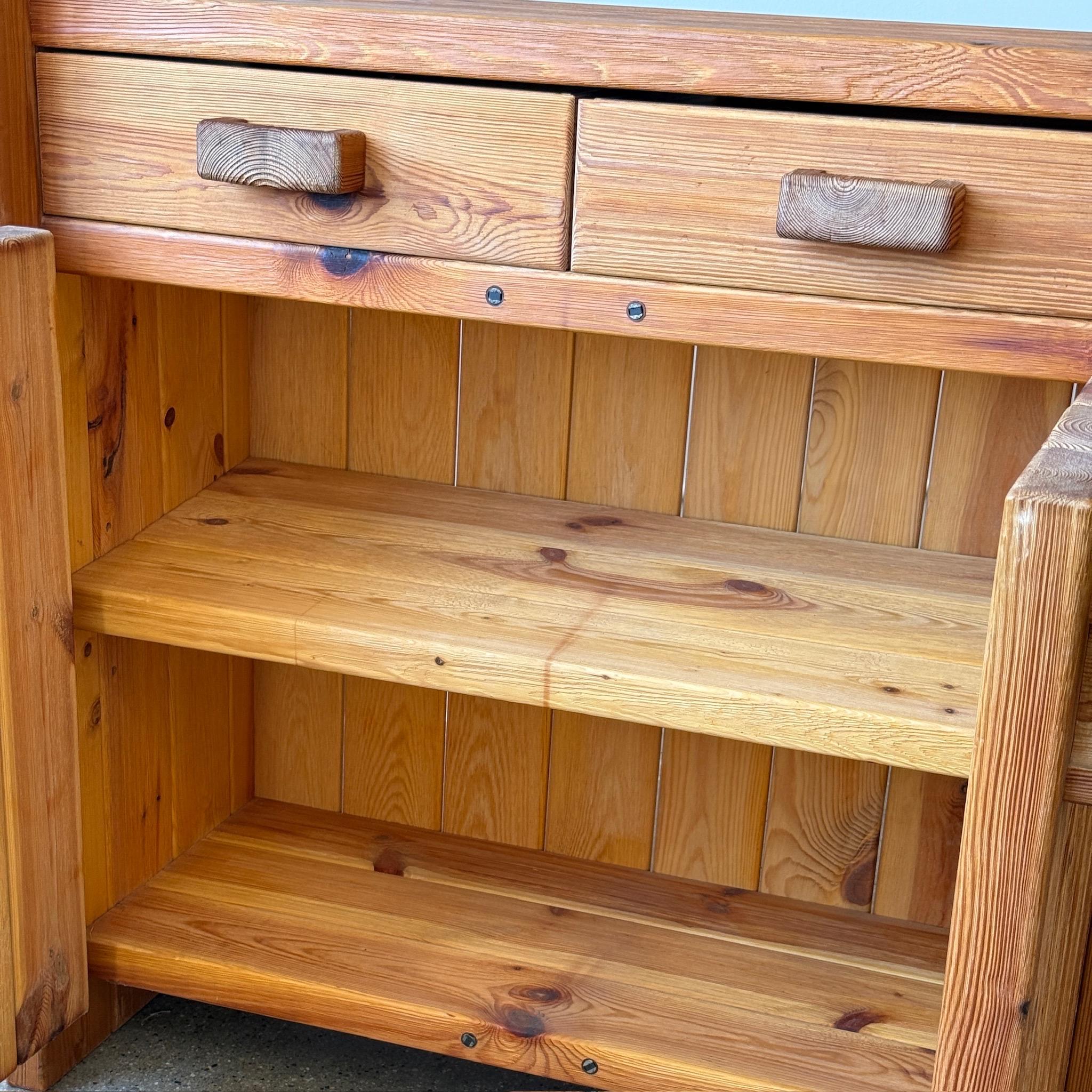 Armoire danoise en pin de style Christian IV par Hans Frydendal Bon état - En vente à Chicago, IL