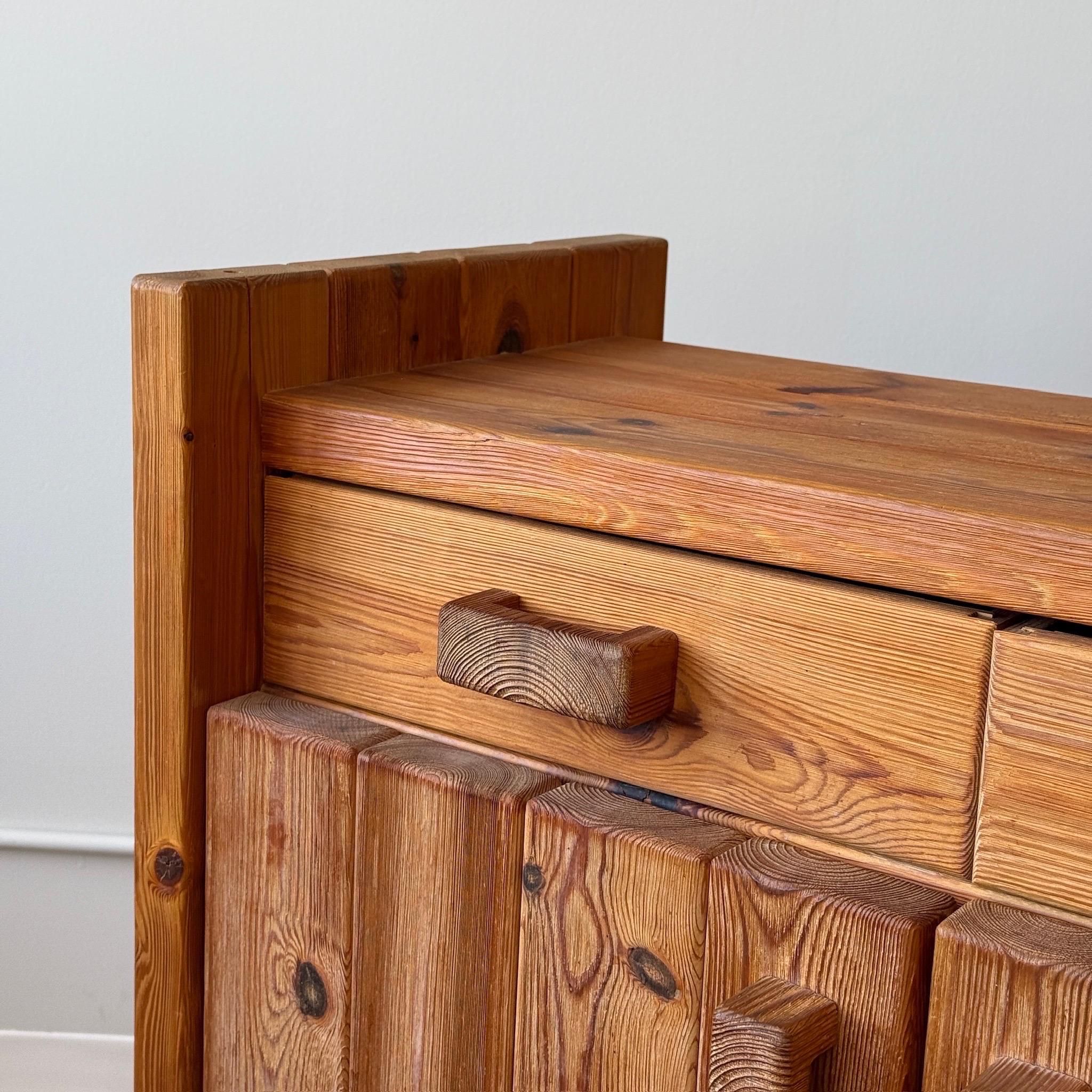 Armoire danoise en pin de style Christian IV par Hans Frydendal en vente 1