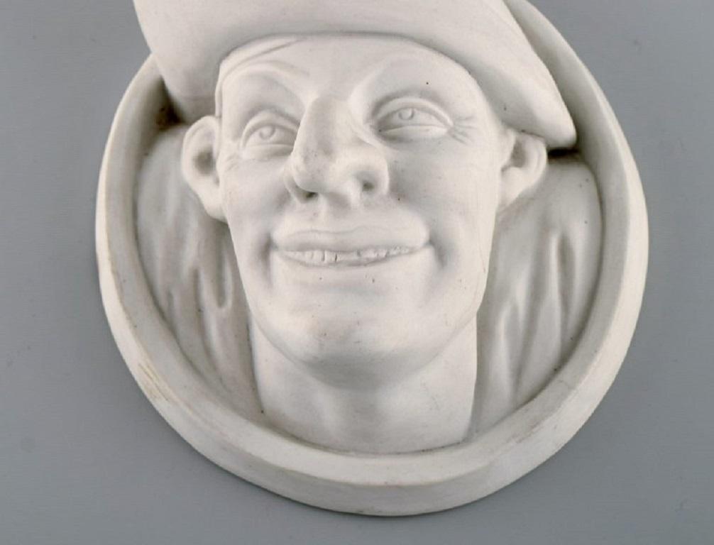 Christian Joachim (1870-1943) pour Royal Copenhagen. Antique et rare relief mural en biscuit. 
Pierrot. Début du 20e siècle.
Mesures : 17 x 13 cm.
En parfait état.
Estampillé.
1ère qualité d'usine.