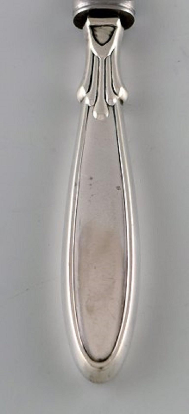 Christian Knudsen Hansen, Danish silversmith. President cake knife in silver, 1950s.
In very good condition.
Measures: 28 cm.
Stamped: CKH and three towers.