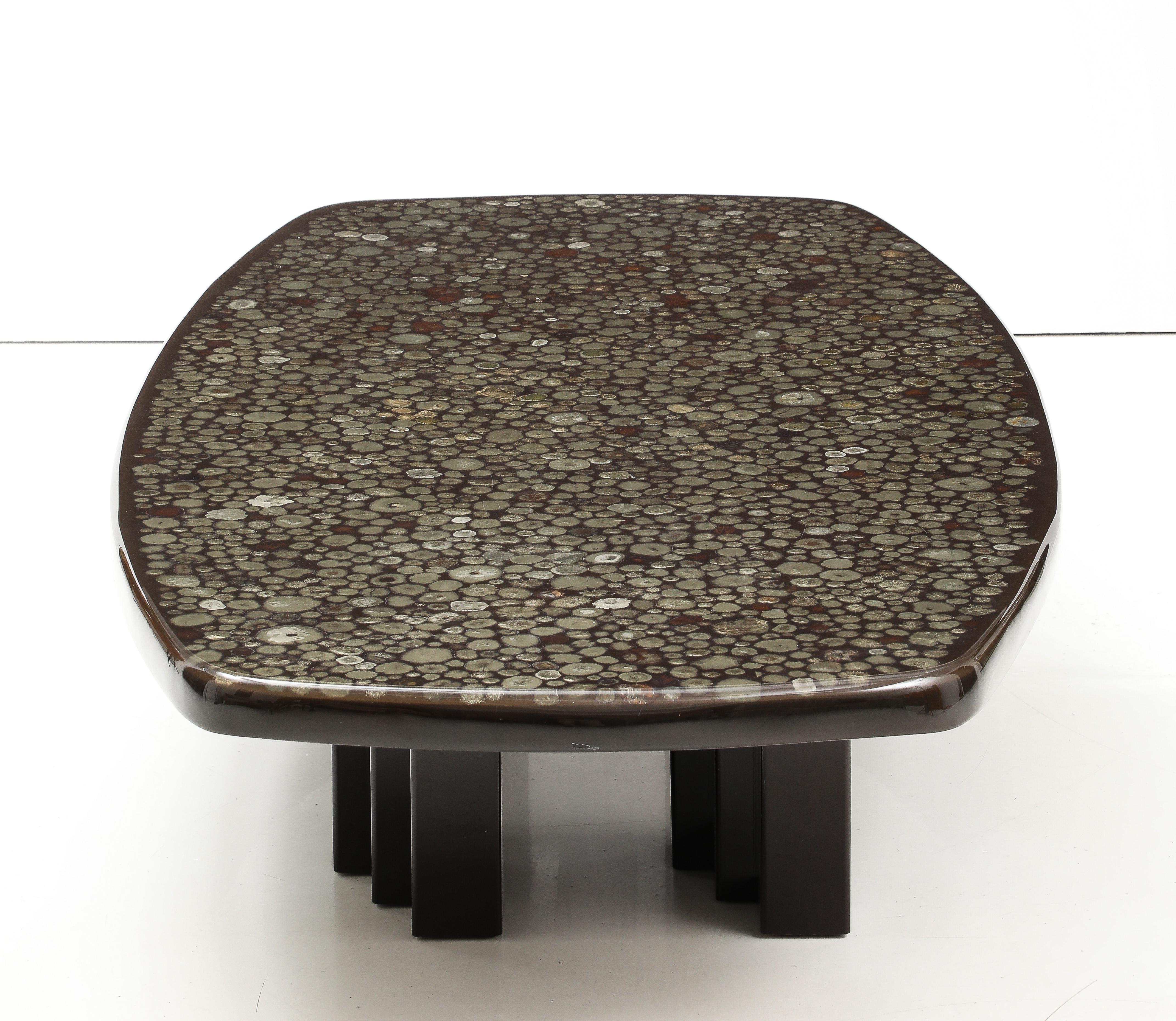 Fait main Christian Krekels Table basse rectangulaire noire incrustée de minéraux en vente