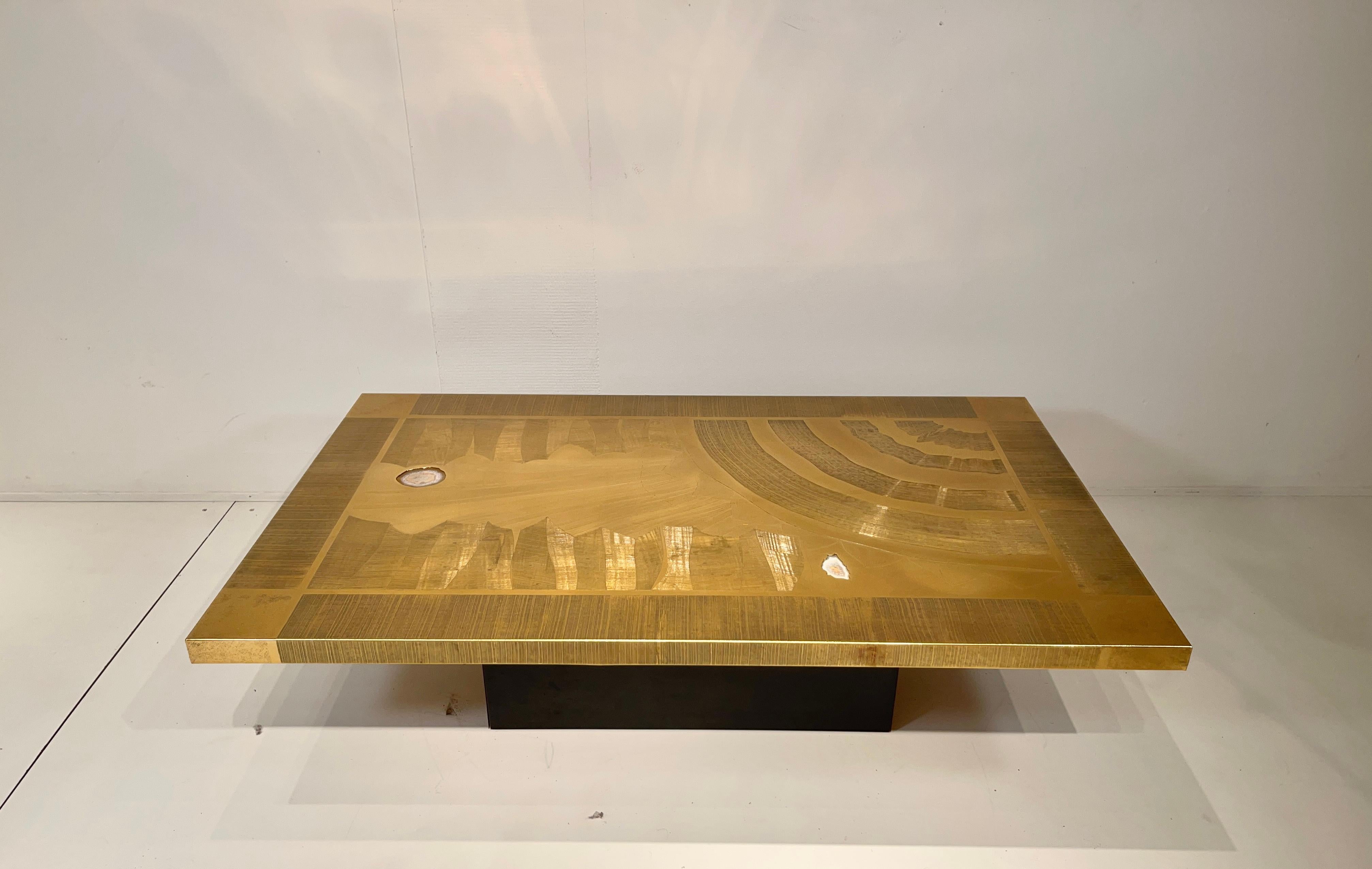 Christian Krekels Etched Brass Coffee Table Inlaid 2 Agates, circa 1977 In Excellent Condition For Sale In Brussels, BE