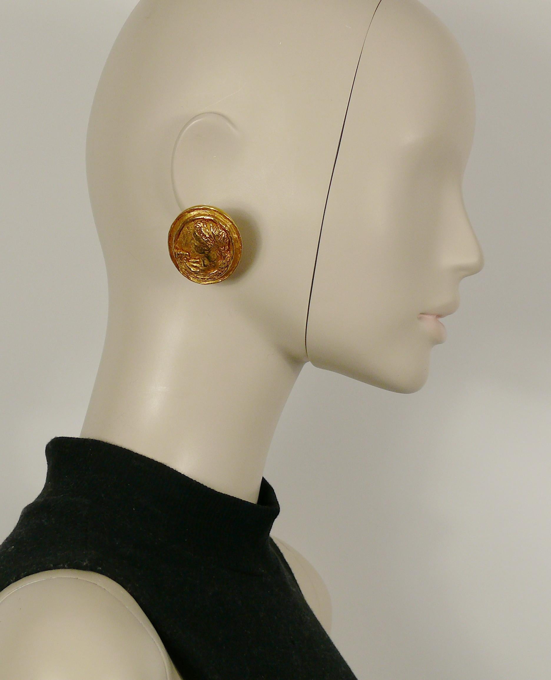 CHRISTIAN LACROIX vintage gold toned raised cameo of Greek Roman profiles.

Marked CHRISTIAN LACROIX CL Made in France.

Indicative measurements : max. approx. 4.1 cm (1.61 inches) x max. approx. 3.2 cm (1.26 inches).

Comes with original dust