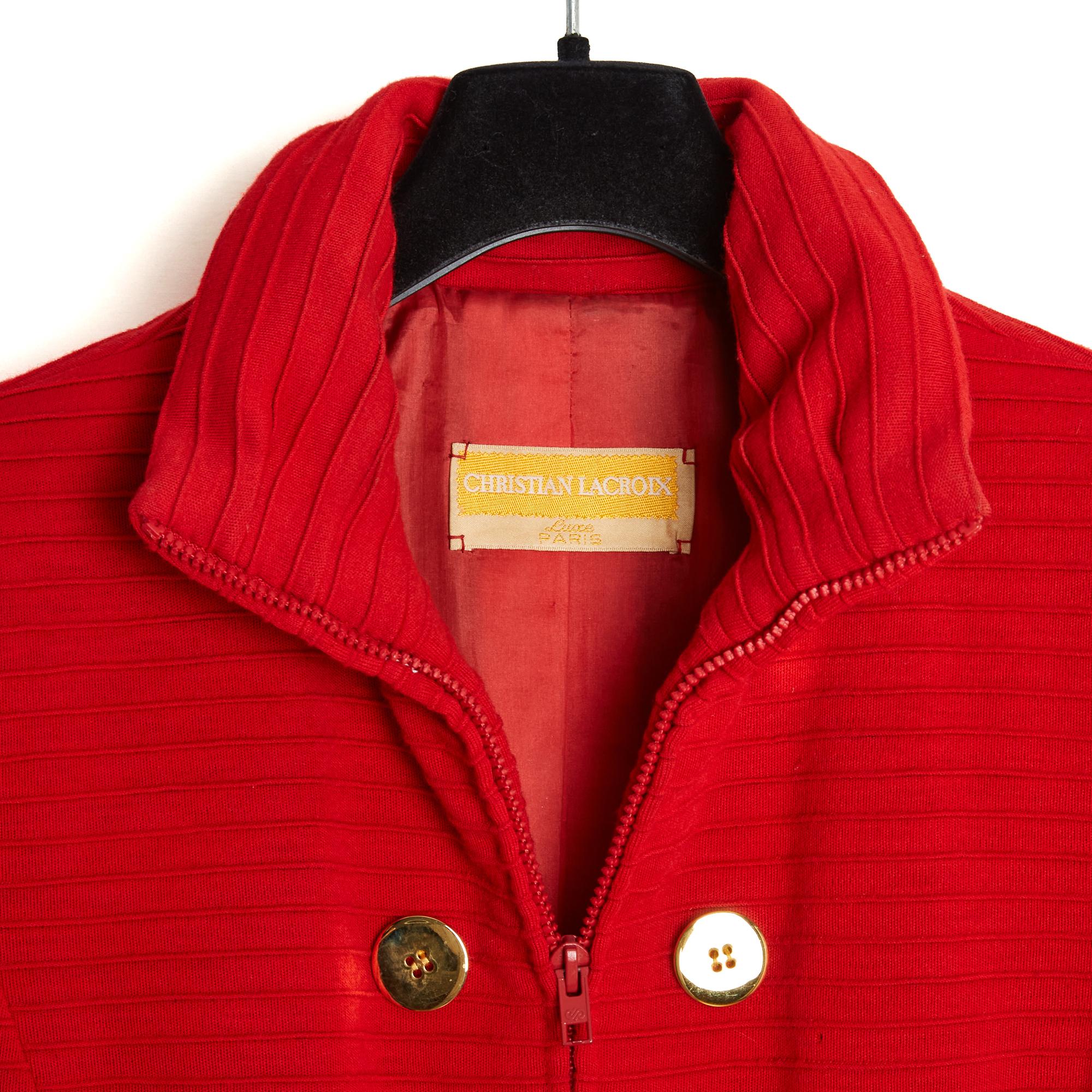 Christian Lacroix Mantel CIRCA 1988 aus fein gerilltem rotem Wolljersey, hoher Kragen, der mit einem passenden roten Reißverschluss geschlossen wird, bis zur Mitte des Oberschenkels reichend, an den Seiten mit einer Reihe goldener Knöpfe eingefasst,