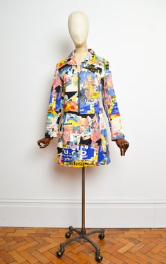 Conjunto de chaqueta y falda de Christian Lacroix de los años 90, con estampado de revista en satén de colores vivos
