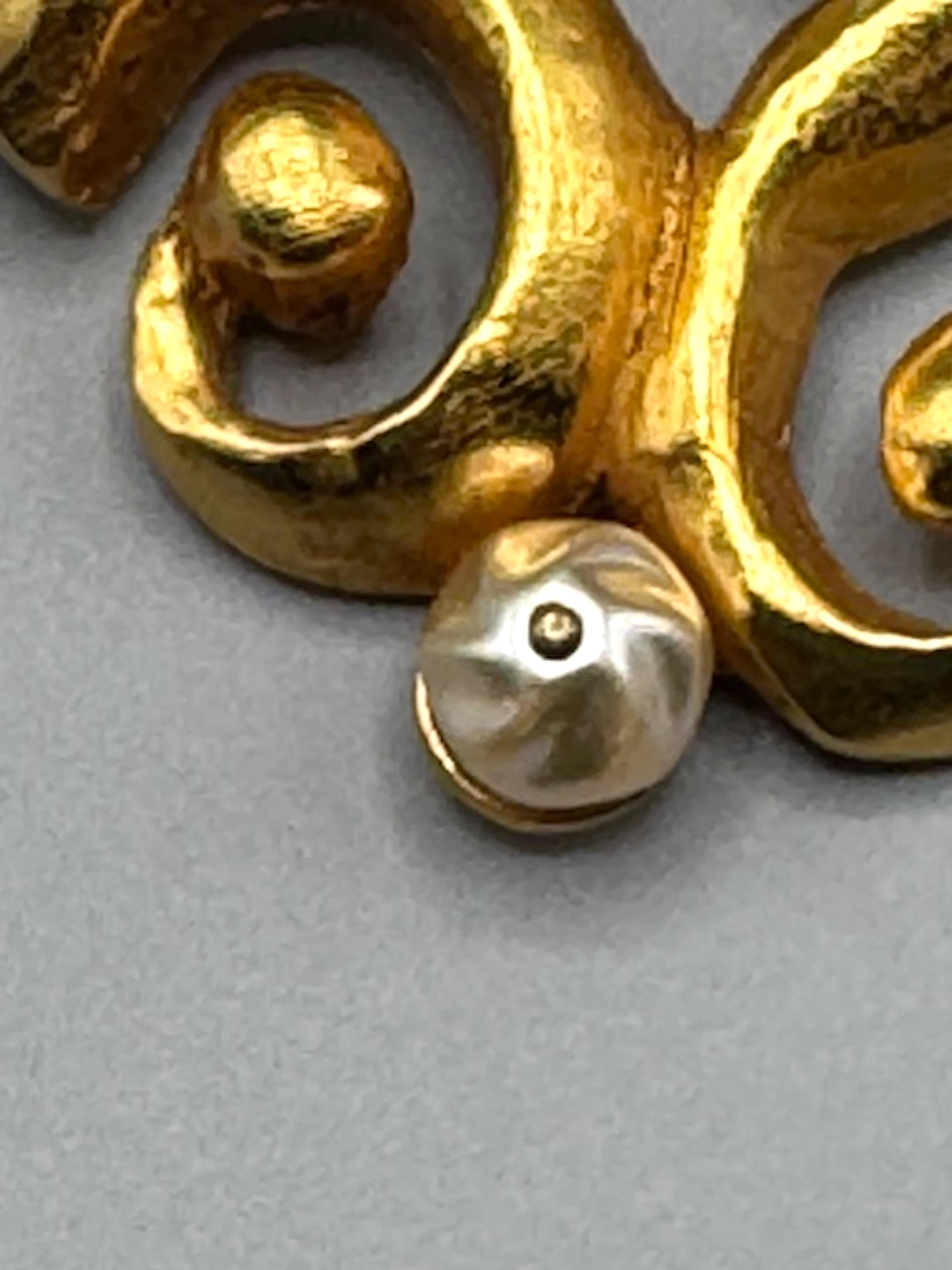 Christian Lacroix 1990er Jahre Abstrakte Brosche aus Satin in Gold mit Perlen (Kugelschliff) im Angebot