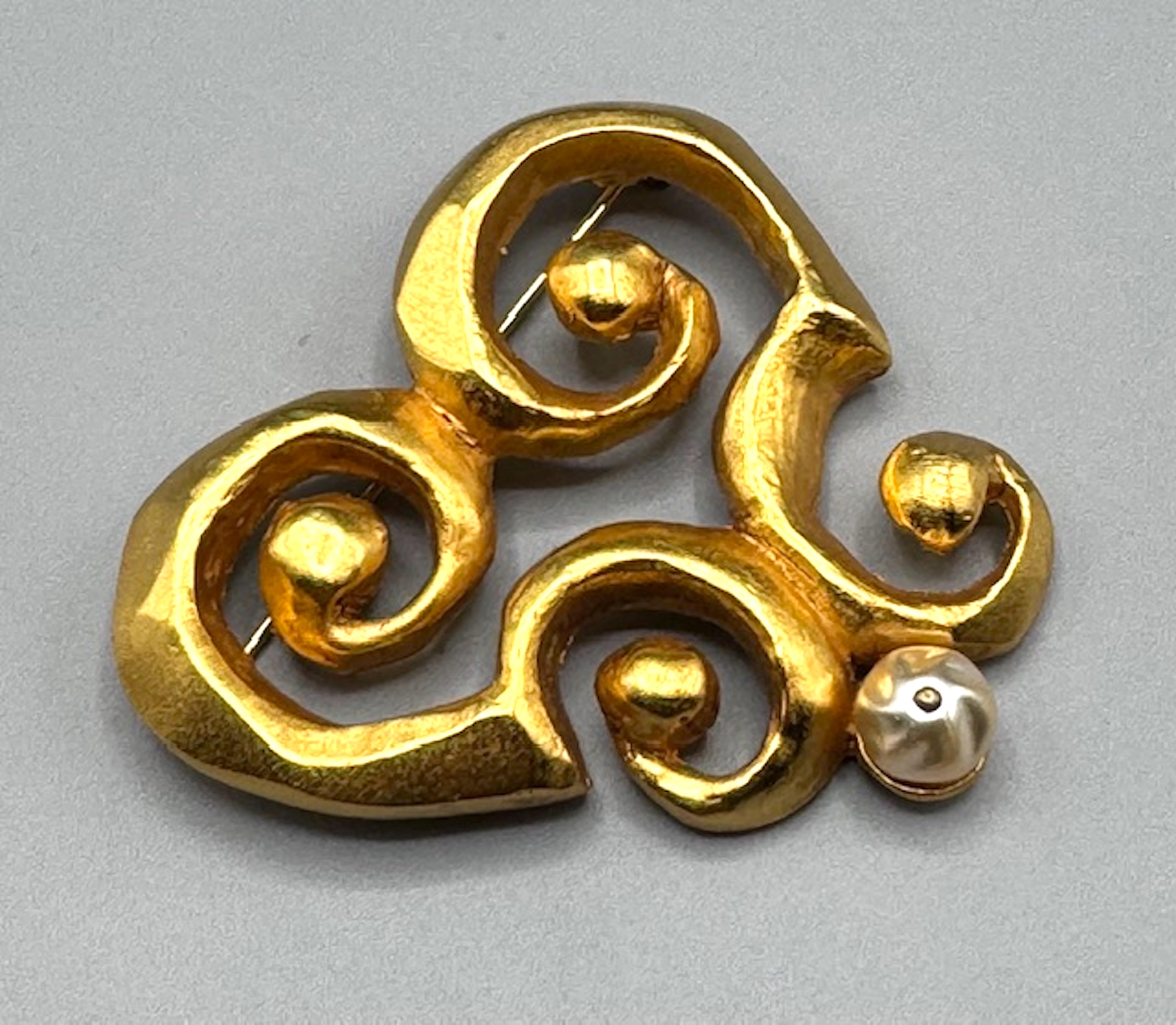 Christian Lacroix 1990er Jahre Abstrakte Brosche aus Satin in Gold mit Perlen im Zustand „Gut“ im Angebot in New York, NY