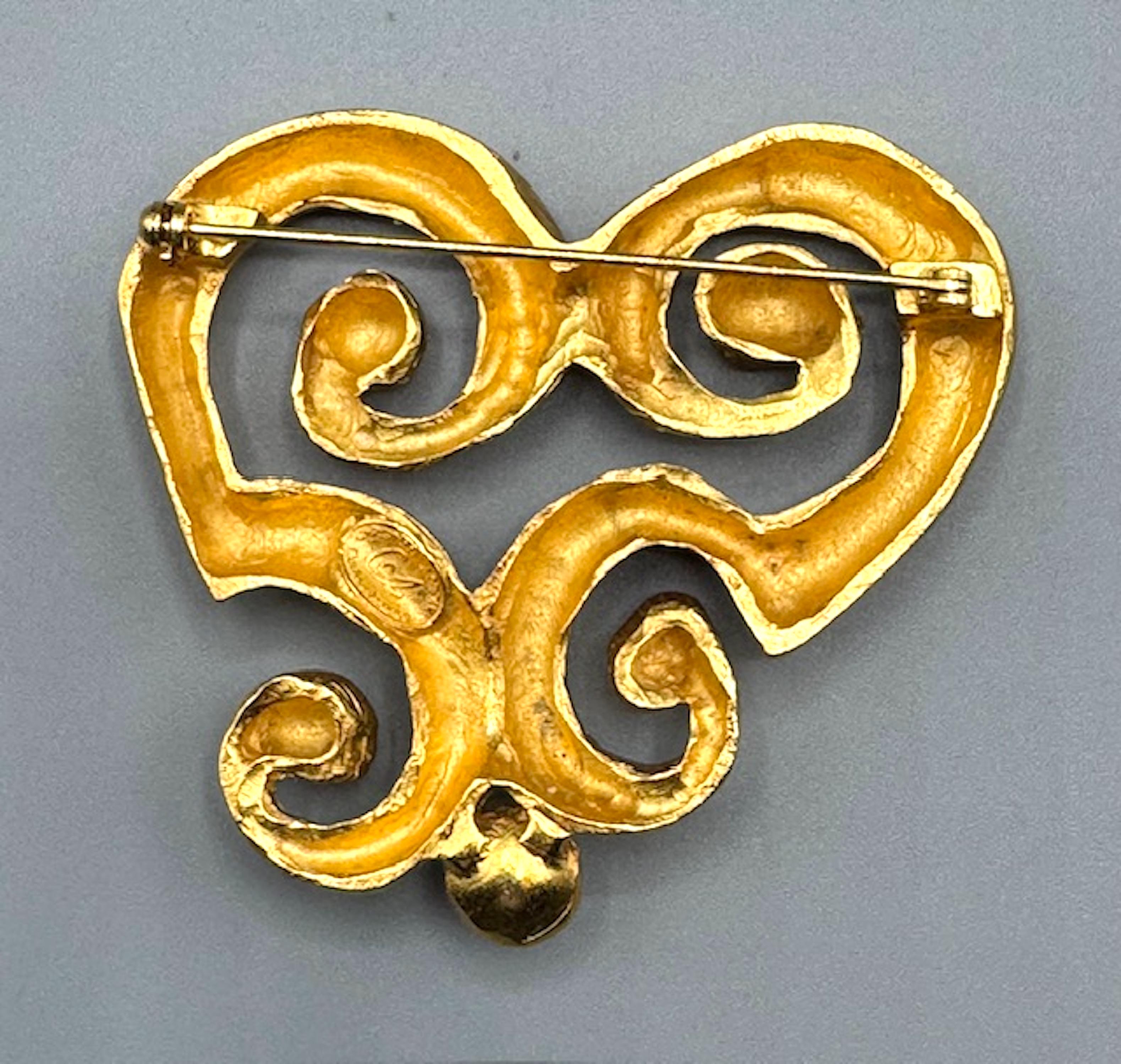 Christian Lacroix 1990er Jahre Abstrakte Brosche aus Satin in Gold mit Perlen für Damen oder Herren im Angebot