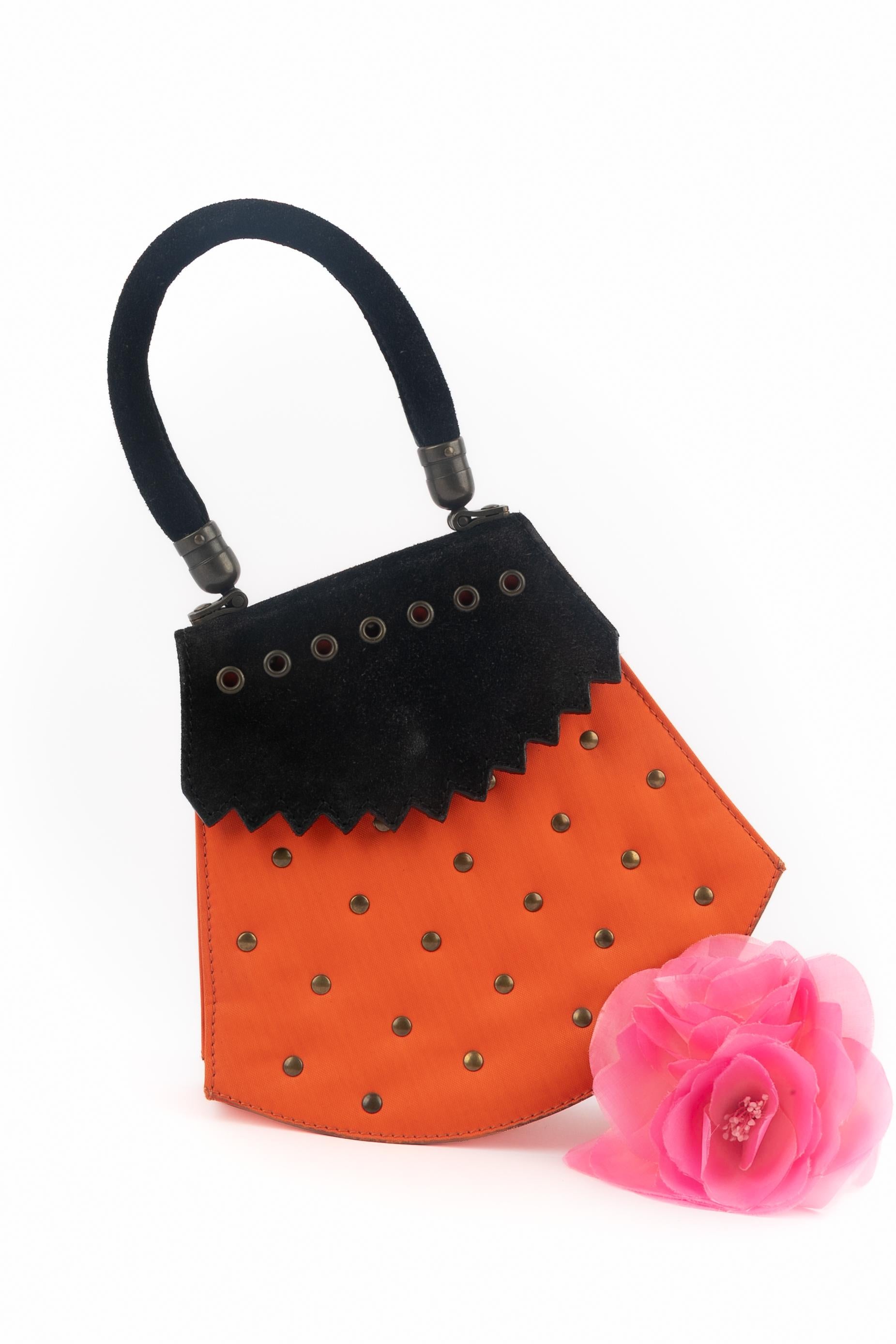 CHRISTIAN LACROIX - (Made in France) Borsa in tela arancione chiodata con pelle nera all'interno, raffigurante una zucca.

Condizioni:
Buono stato

Dimensioni:
Altezza: 20 cm - Larghezza: 23 cm - Profondità: 5,5 cm - Manico: 30 cm

SKU:S230