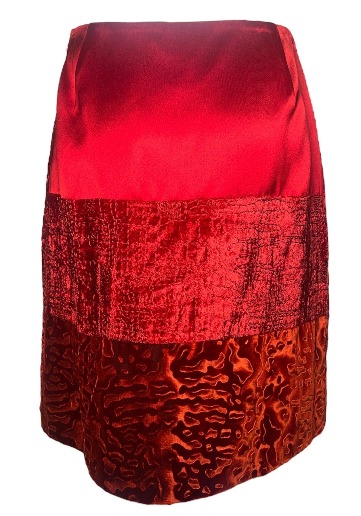 Verlieren Sie sich in den eklektischen, wirbelnden Mustern dieses wunderschönen LaCroix-Rocks. Aus der Bazar-Linie stammt dieser Samtrock aus Wolle und Polyester, der überall die Blicke auf sich ziehen wird. Wunderschön geschnittener Samt und