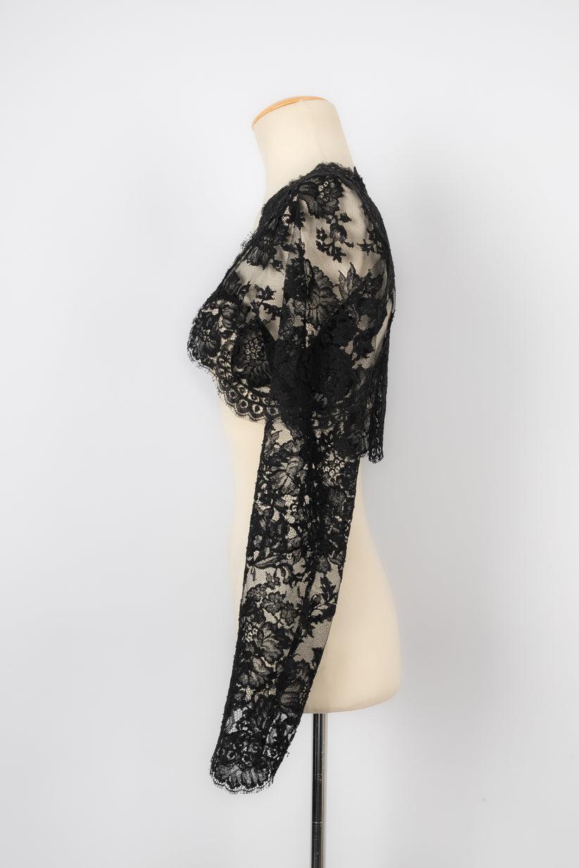 Christian Lacroix - Tiny black lace bolero. No size nor composition label, it fits a 36FR.

Additional information:
Condition: Very good condition
Dimensions: Shoulder width: 42 cm - Sleeve length: 58 cm - Length: 31 cm

Seller Reference: FV391