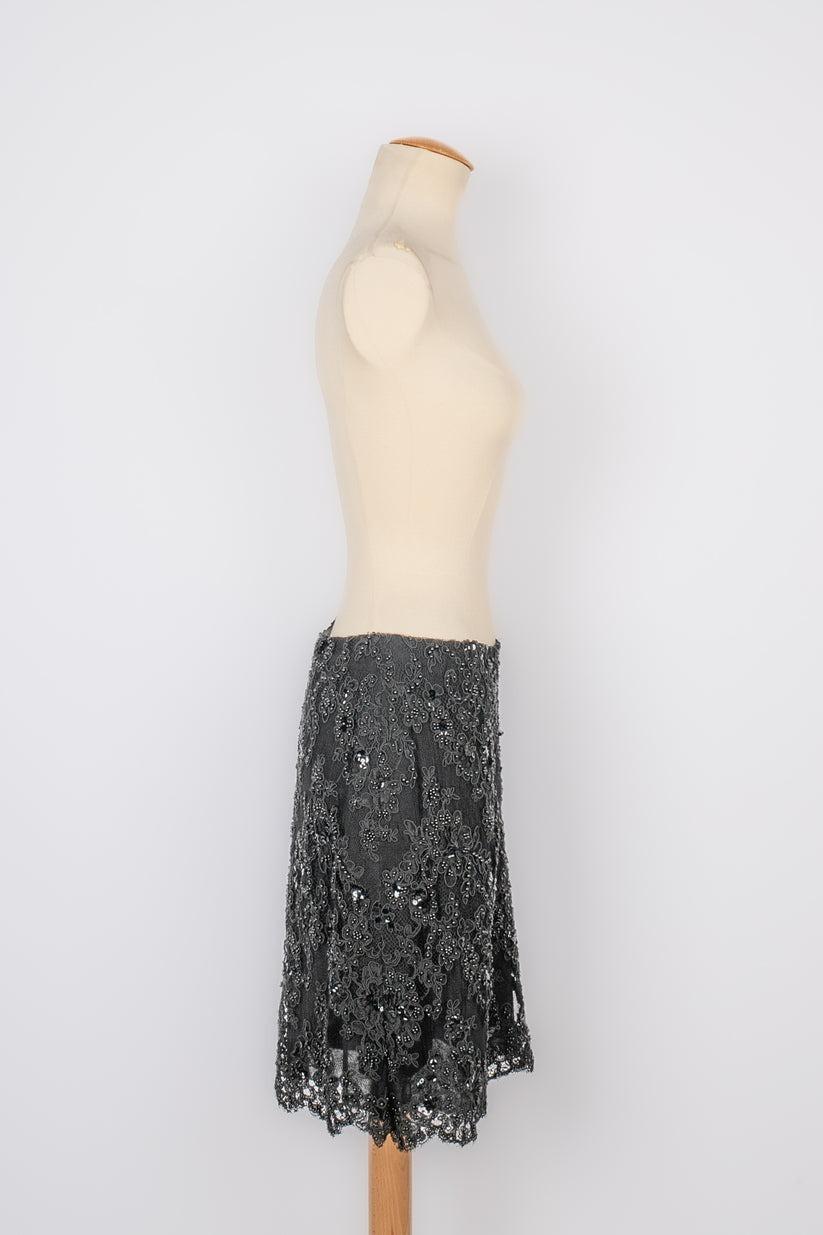 Christian Lacroix - (Made in France) Black lace skirt embroidered with costume pearls and with a silk lining. No size indicated, it fits a 38FR.

Additional information:
Condition: Very good condition
Dimensions: Waist: 38 cm - Hips: 50 cm - Length: