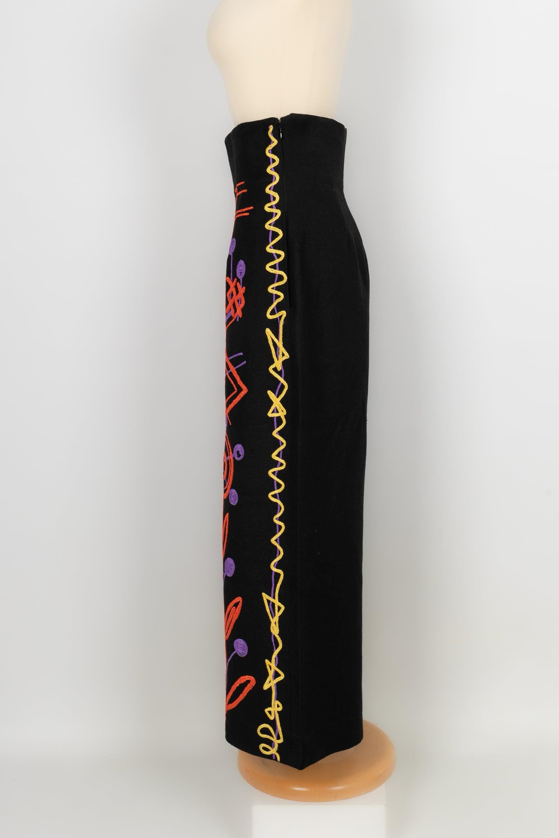 Christian Lacroix - (Made in France) Black linen pants embroidered with multicolored patterns. Indicated size 38FR. Spring-Summer 1993 Ready-to-Wear Collection.

Additional information:
Condition: Very good condition
Dimensions: Waist: 35 cm
Hips: