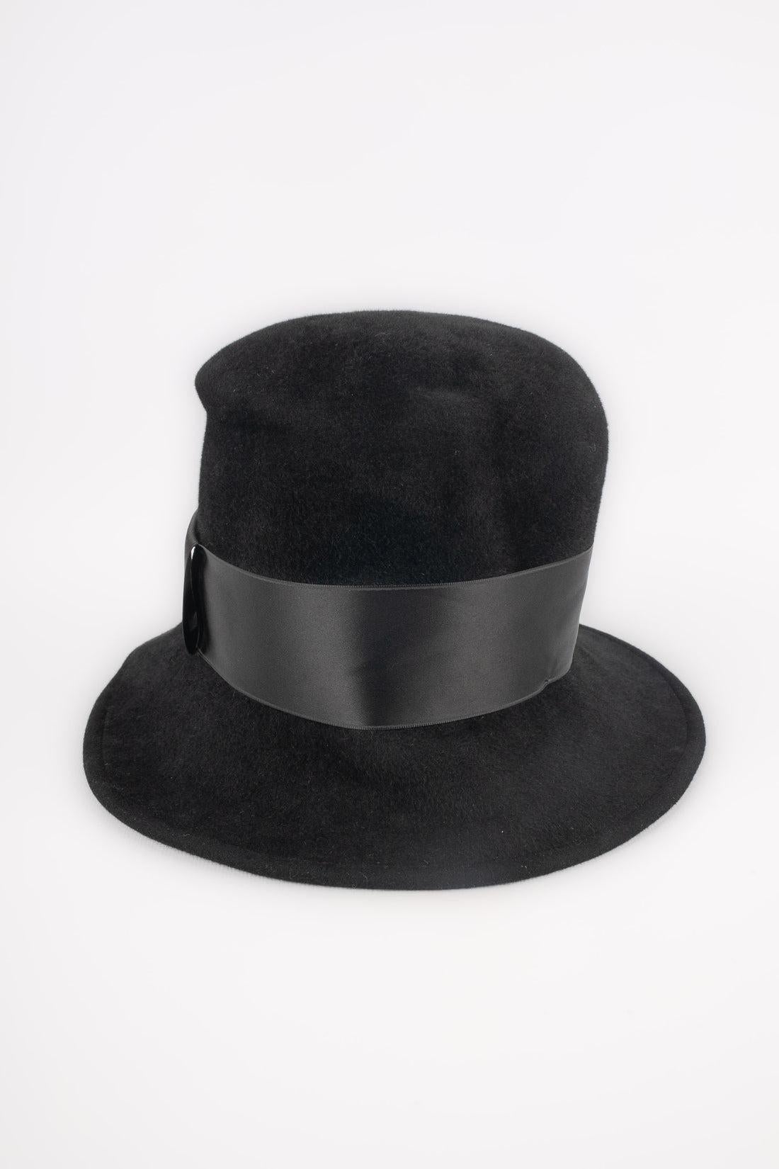Christian Lacroix - (Made in France) Black moleskin hat with a satin ribbon.

Additional information:
Condition: Very good condition
Dimensions: Circumference: 57 cm

Seller Reference: CHP115