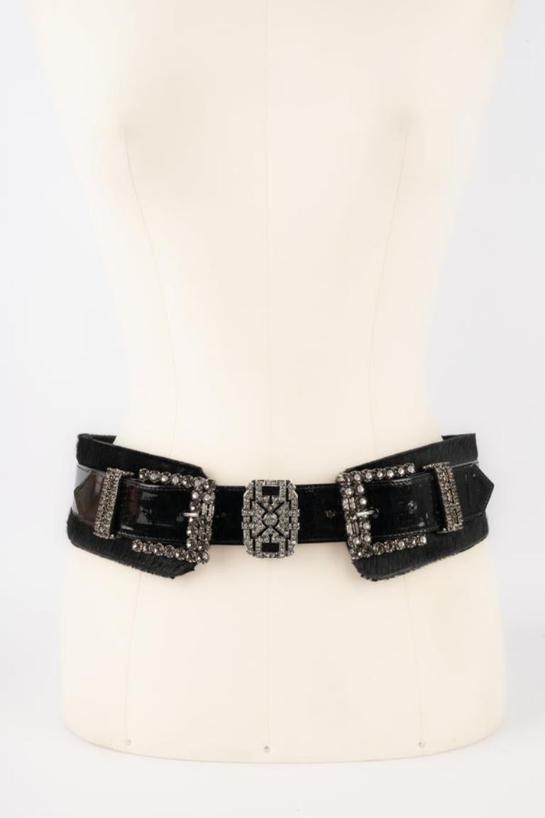 Christian Lacroix - Black patent leather belt with foal hairs and a silvery metal buckle ornamented with rhinestones.

Additional information:
Condition: Good condition
Dimensions: Length: 83 cm

Seller Reference: ACC164