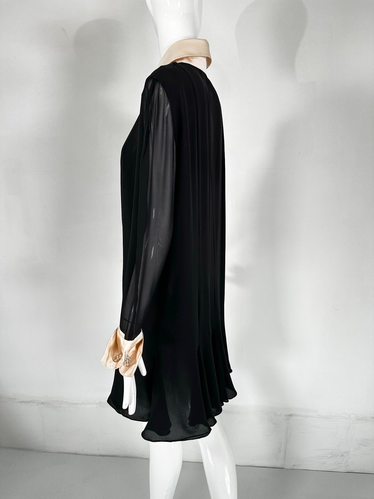 Christian Lacroix - Robe en mousseline de soie noire avec col et poignets en soie blanc cassé  en vente 2