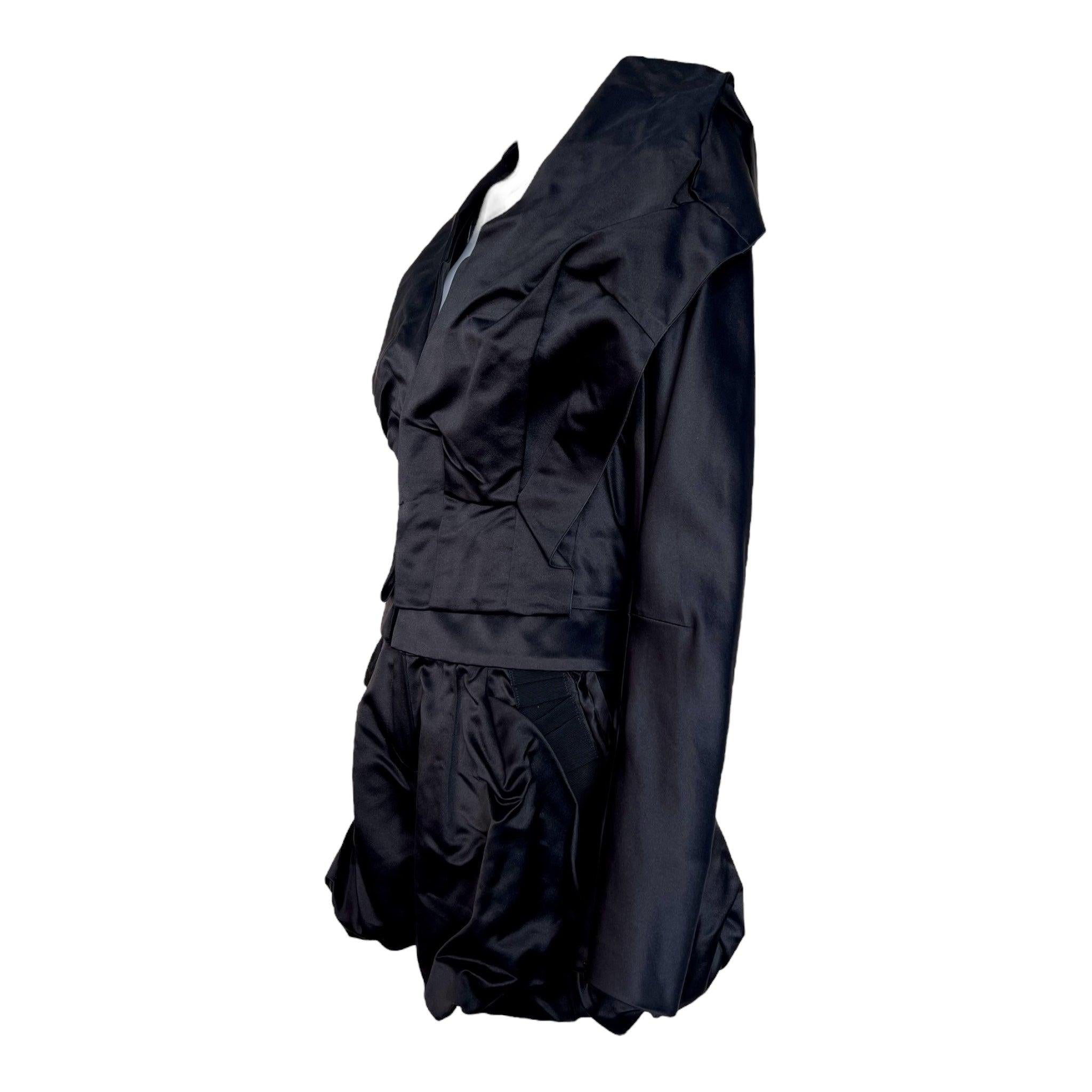 Luxuriöses Abendkleid von Christian Lacroix. CIRCA Ende der 1980er/Anfang der 1990er Jahre. Ungewöhnliche und auffällige Silhouette. Aufwändige Rüschen sorgen für ein dramatisches und raffiniertes Ensemble. Dickes, hochglänzendes, schwarzes