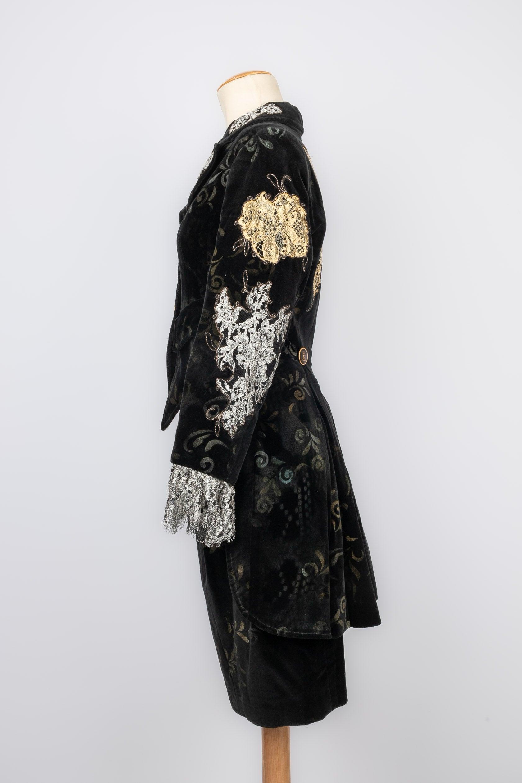 Christian Lacroix - (Made in France) Black velvet skirt suit sewn with silvery and golden embroideries. Size 38FR.

Additional information:
Condition: Very good condition
Dimensions: Jacket: Shoulder width: 42 cm - Sleeve length: 60 cm - Length: 80
