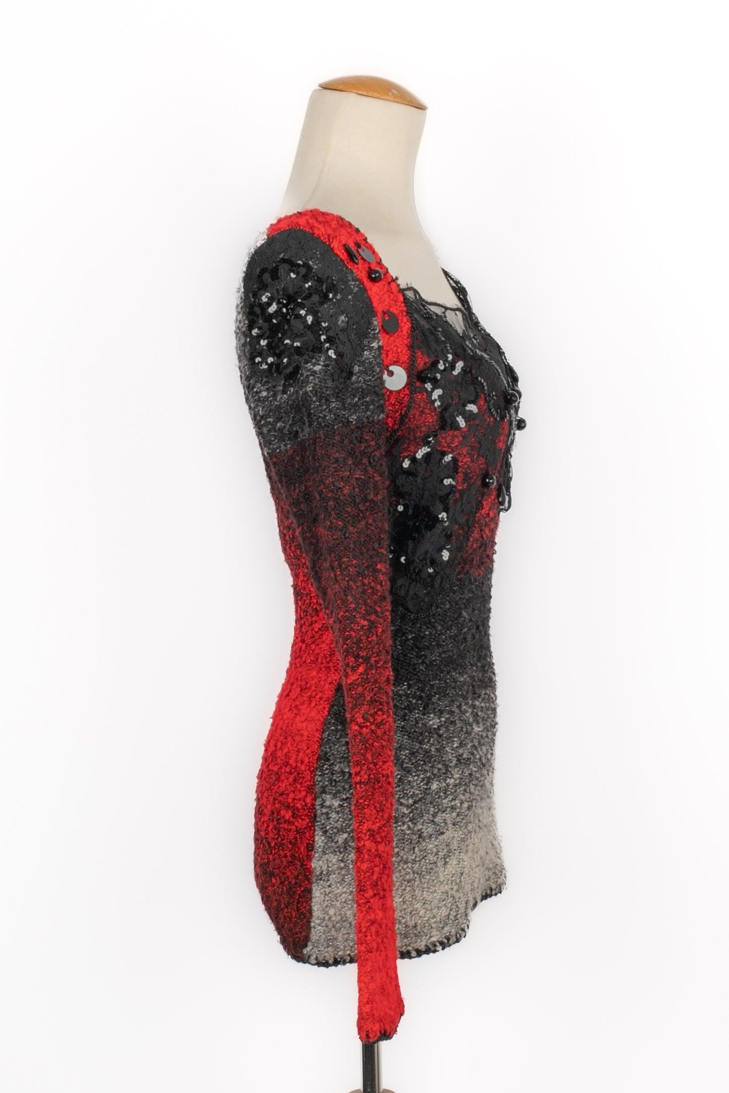Christian Lacroix - (Made in France) Top a maniche lunghe in lana mista con pizzo nero e ricami di paillettes e perle. Non è indicata la taglia, ma si adatta a una 38FR.

Informazioni aggiuntive:
Condizioni: Ottime condizioni
Dimensioni: Larghezza