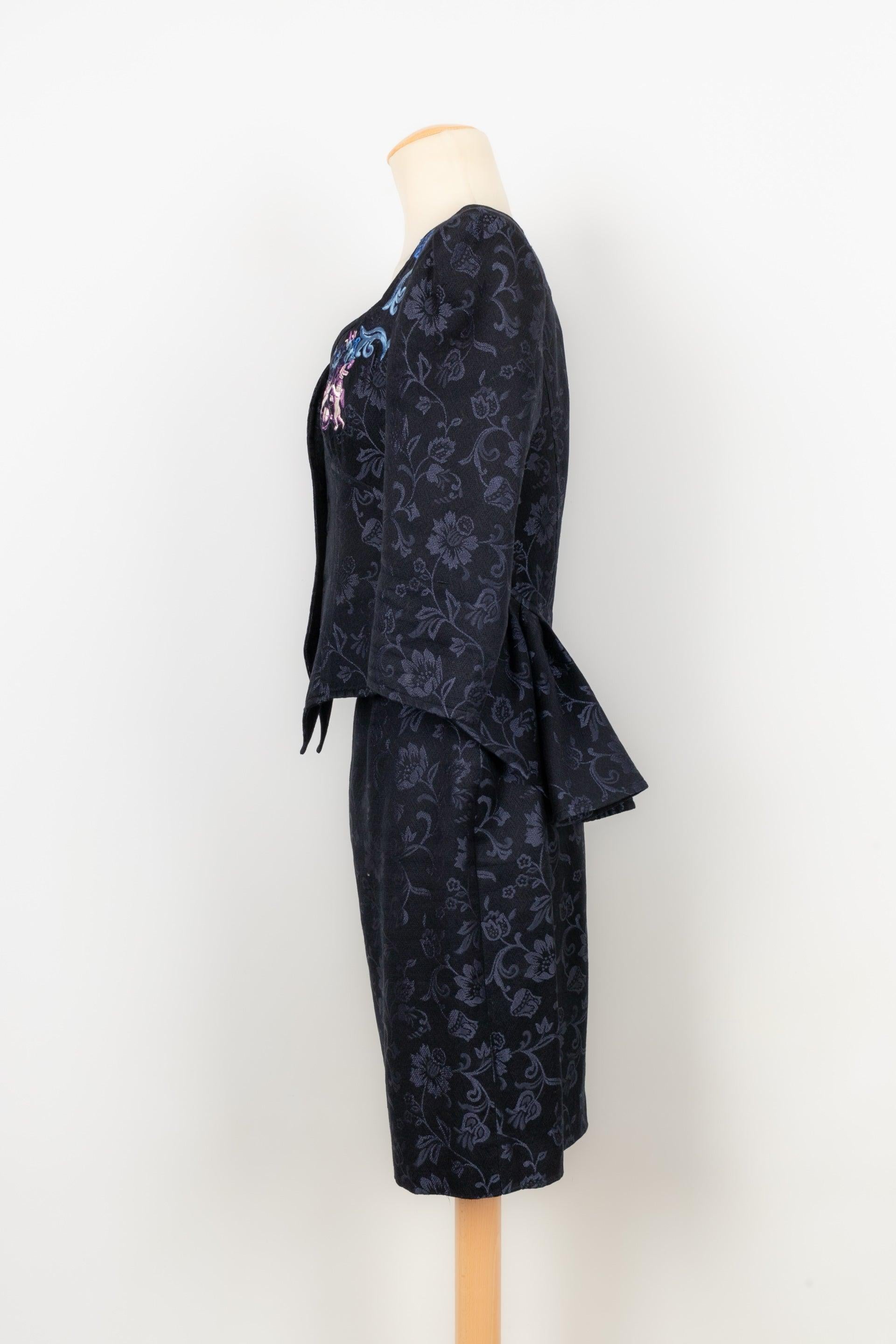 Christian Lacroix - (Made in France) Blue skirt suit set. Size  38FR.

Additional information:
Condition: Very good condition
Dimensions: Jacket: Shoulder width: 41 cm - Sleeve length: 45 cm - Length: 55 cm 
Skirt: Waist: 33 cm - Length: 56