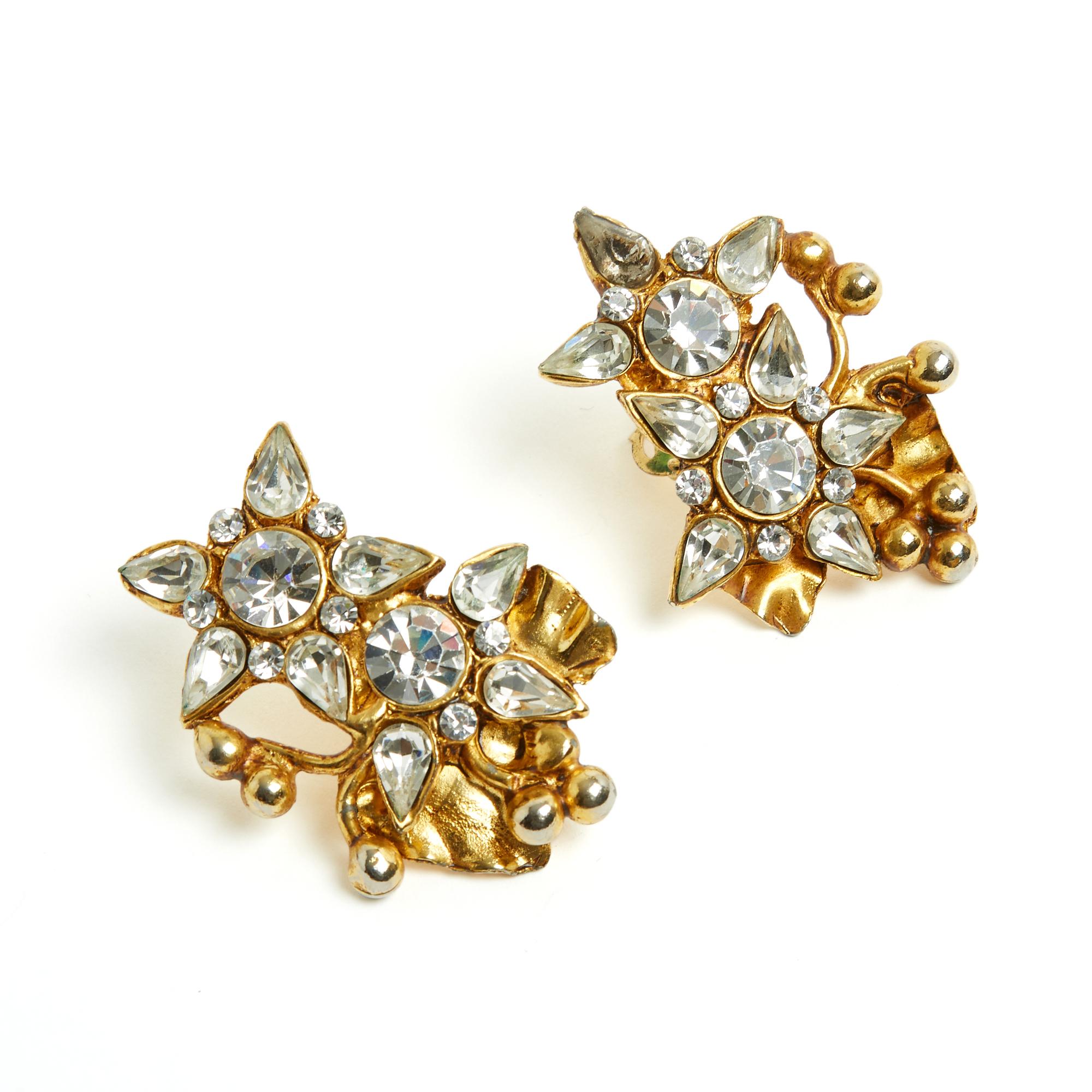 Orecchini a clip XL di Christian Lacroix in metallo placcato oro con motivo a fiore o a stella incrostato di strass bianchi. Larghezza 4,1 cm x altezza 5,7 cm. Il metallo è leggermente patinato sui motivi 