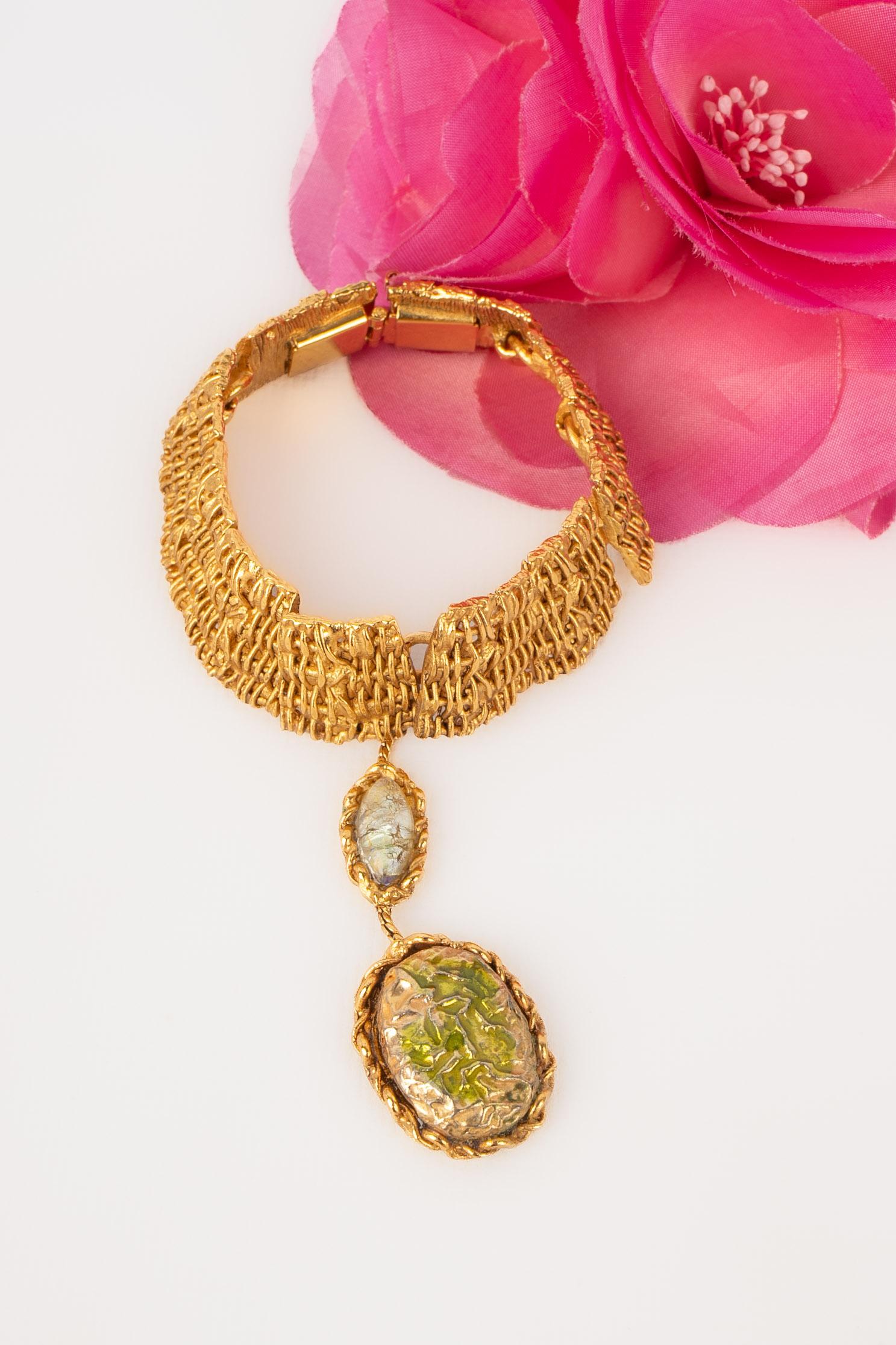 CHRISTIAN Lacroix - (Made in France) Bracciale articolato in metallo dorato ornato da un ciondolo. Bracciale couture dell'inizio degli anni '90.

Condizioni:
Ottime condizioni

Dimensioni:
Circonferenza: 17 cm

SKU:BRA55