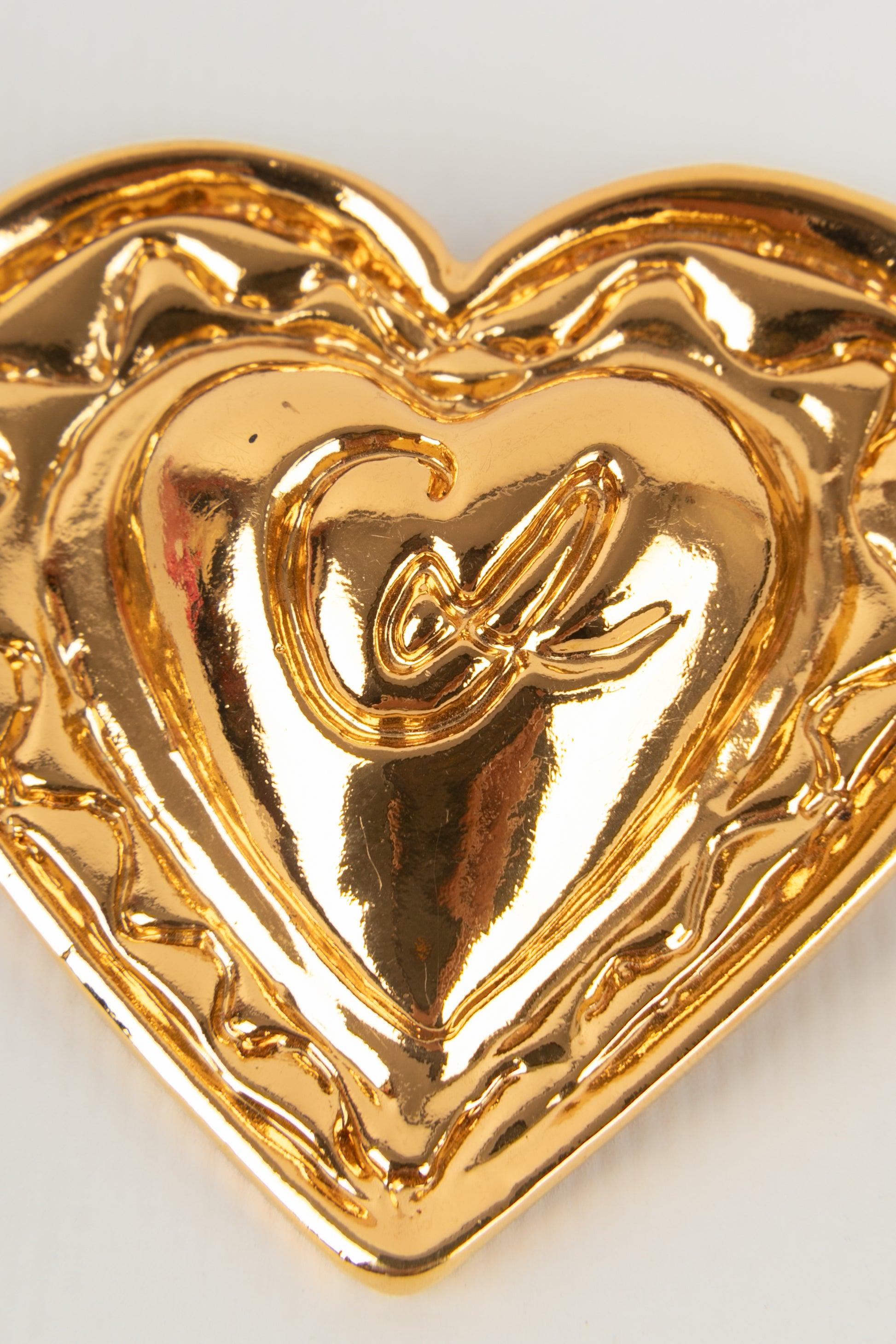 Christian Lacroix - (Made in France) Brooch in gilded metal depicting a heart. Jewelry dating from the mid-1990s.

Additional information:
Condition: Very good condition
Dimensions: 6 cm x 6 cm
Period: 20th Century

Seller Reference: BR199
