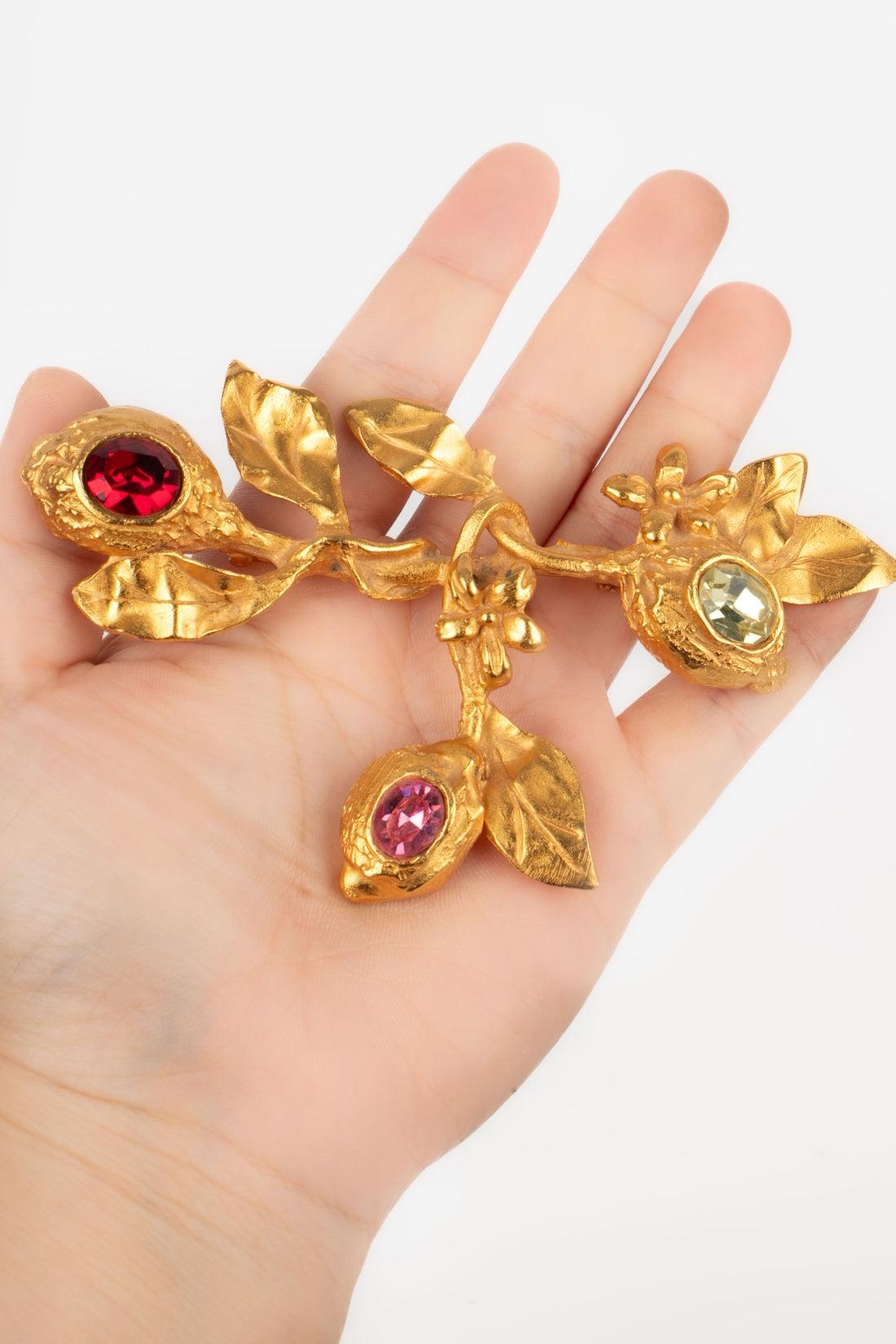 Christian Lacroix - (Made in France) Golden metal brooch with rhinestones.

Additional information:
Condition: Very good condition
Dimensions: Length: 12 cm

Seller Reference: BR200