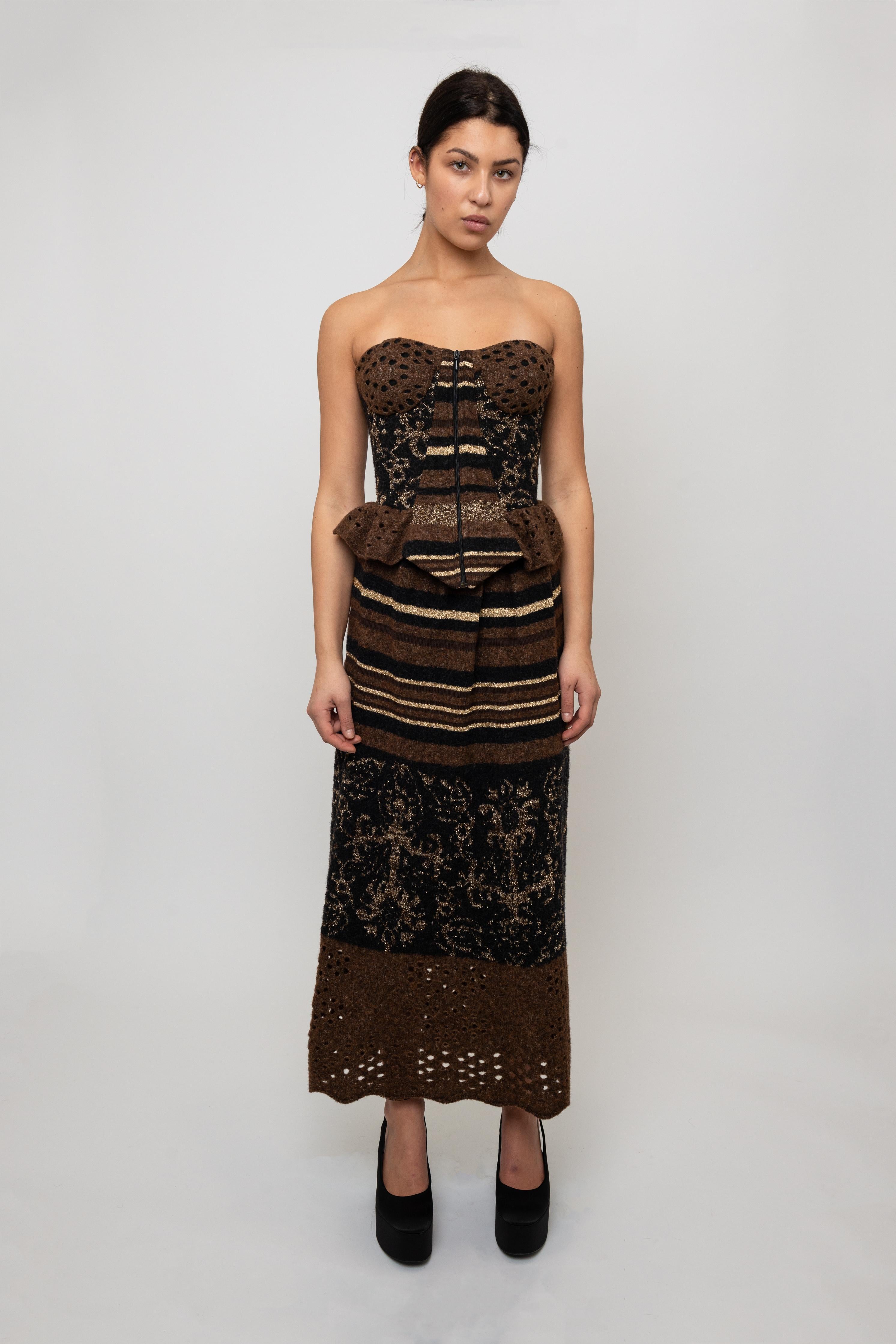 Cet ensemble deux pièces de Christian Lacroix allie sophistication vintage et modernité. La construction en tricot rayé métallique crée une texture dimensionnelle et un chatoiement subtil, tandis que le haut inspiré du corset et la silhouette de la