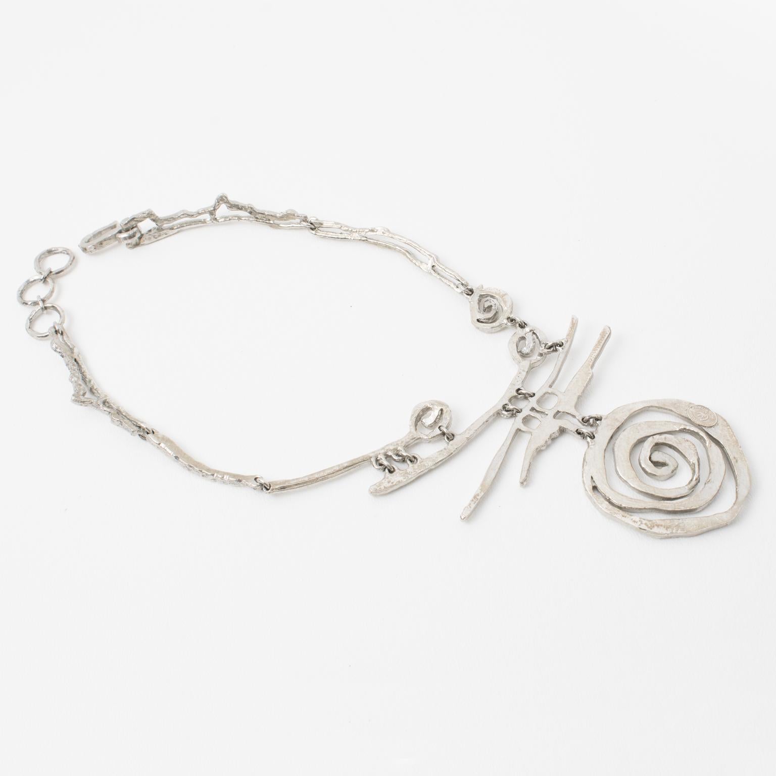 Christian Lacroix Paris Collier argenté avec médaillon brutaliste orné de bijoux en vente 2