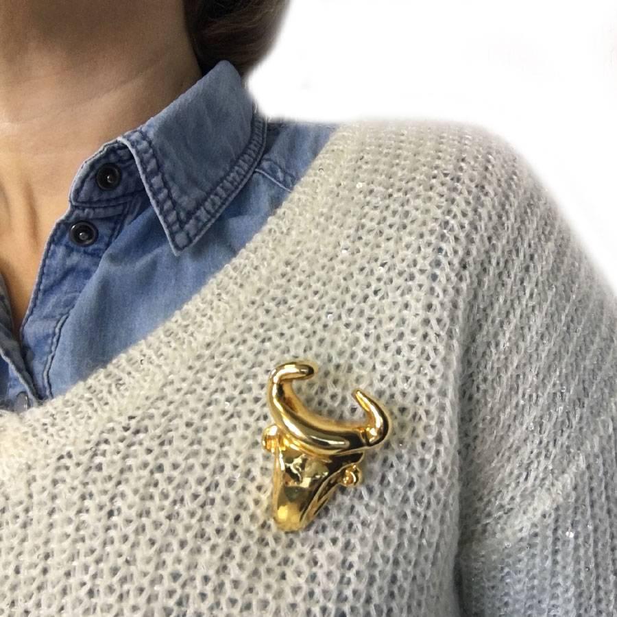 Christian Lacroix 'bull' vintage brooch in gold resin. In very good condition.

Dimensions: 5x4 cm

Will be delivered in a new non-original dust bag

