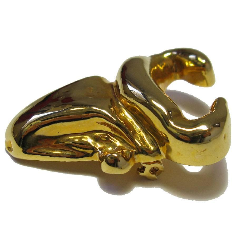 CHRISTIAN LACROIX Bull Vintage Brooch in Gold Resin In Excellent Condition In Paris, FR