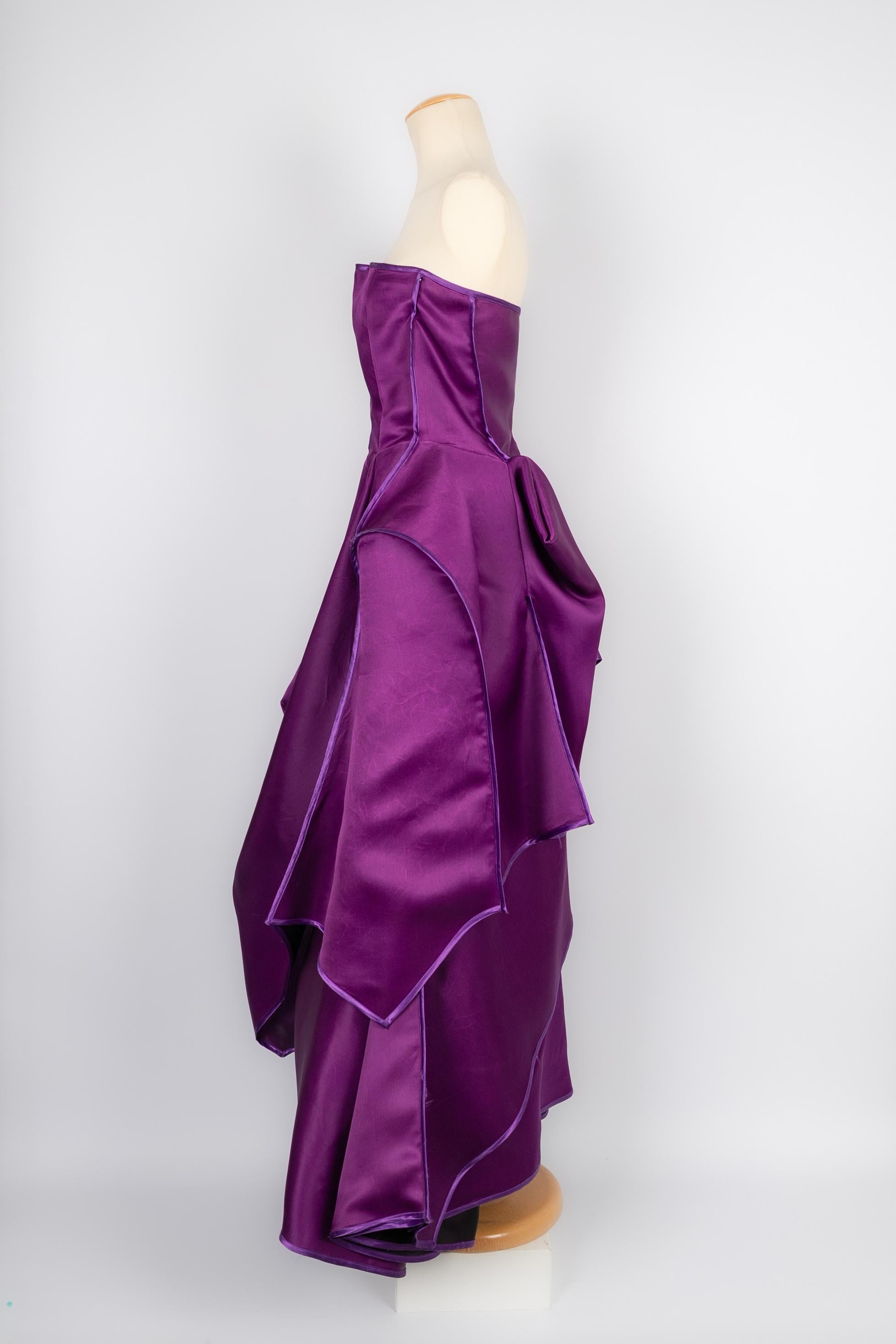 CHRISTIAN LACROIX - (Made in France) Long bustier dress in silk taffeta and purple satin. 40FR size indicated. To be mentioned, a few stains on the taffeta.

Condition:
Good condition

Dimensions:
Chest: 38 cm - Waist: 35 cm - Length: about 130