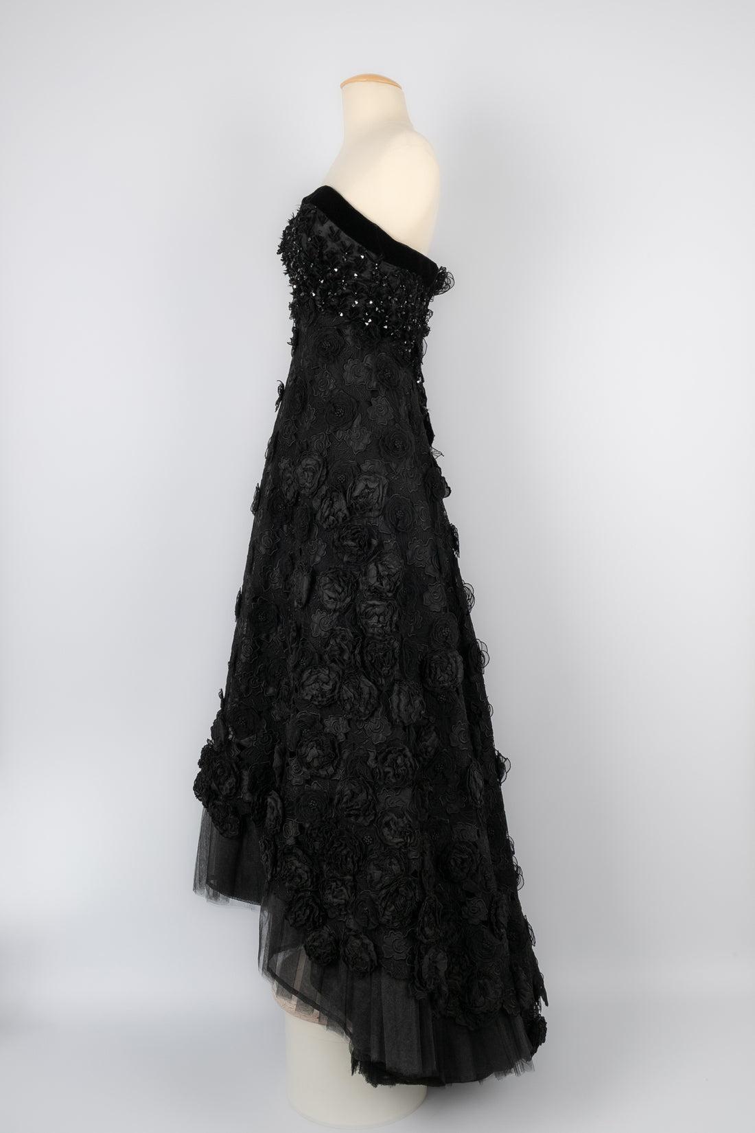 Christian Lacroix -Haute Couture bustier dress with velvet, guipure, and tulle. No size nor composition label, it fits a 36FR/38FR.

Additional information:
Condition: Very good condition
Dimensions: Chest: 48 cm - Waist: 38 cm - Length: from 120 cm